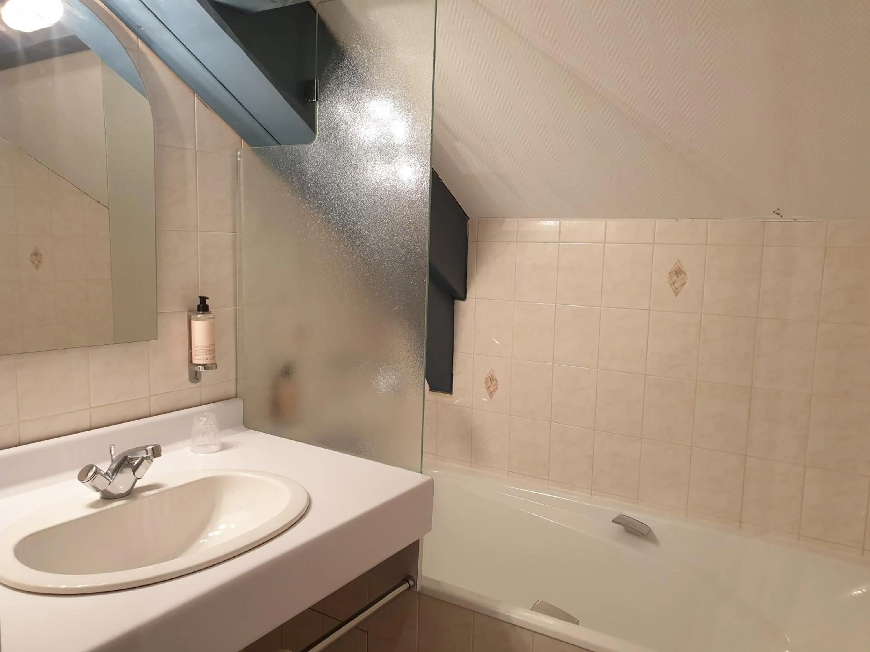 Bathroom in Ecole Hôtelière Hôtel d'Application