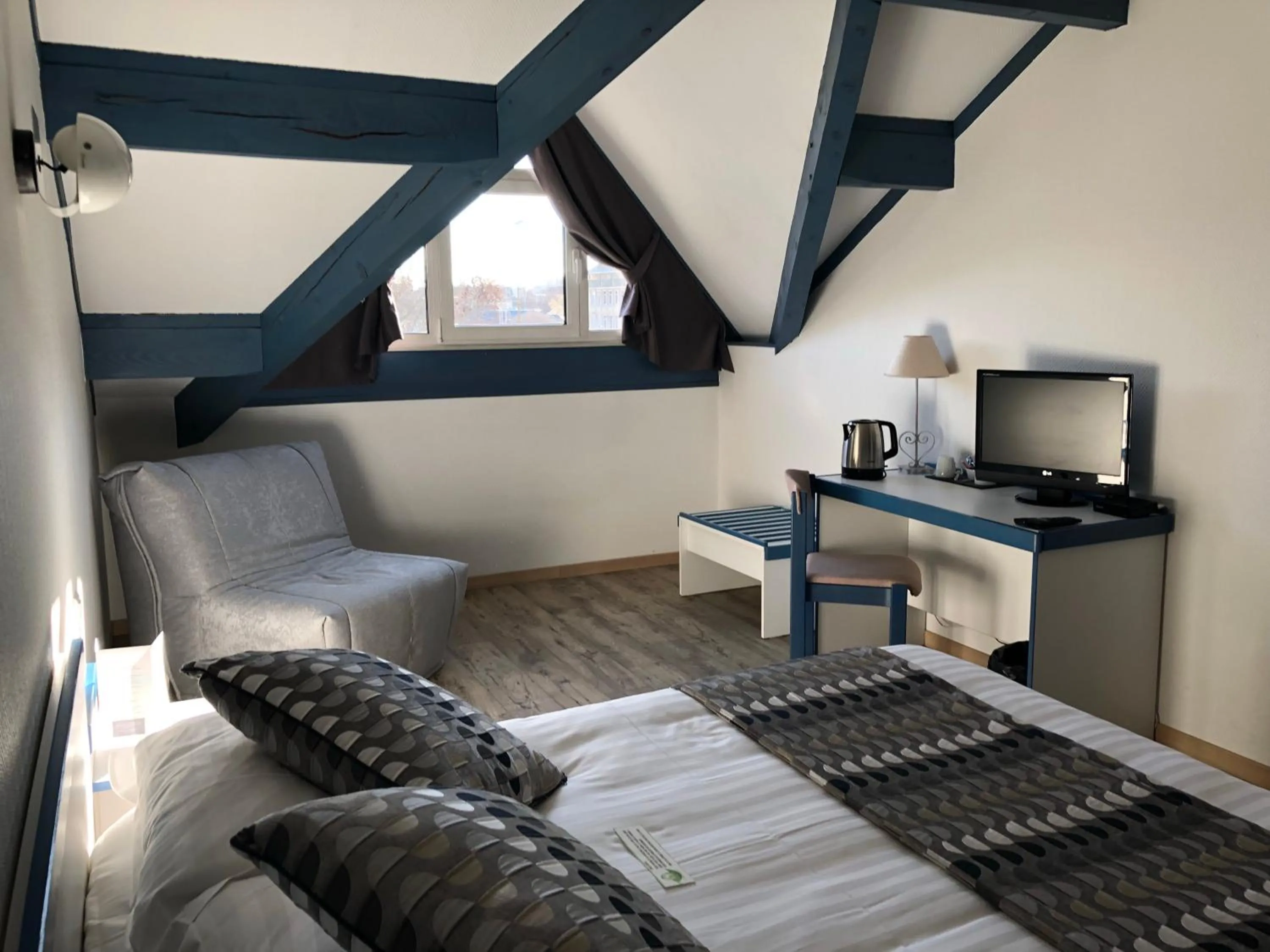 Bed in Ecole Hôtelière Hôtel d'Application