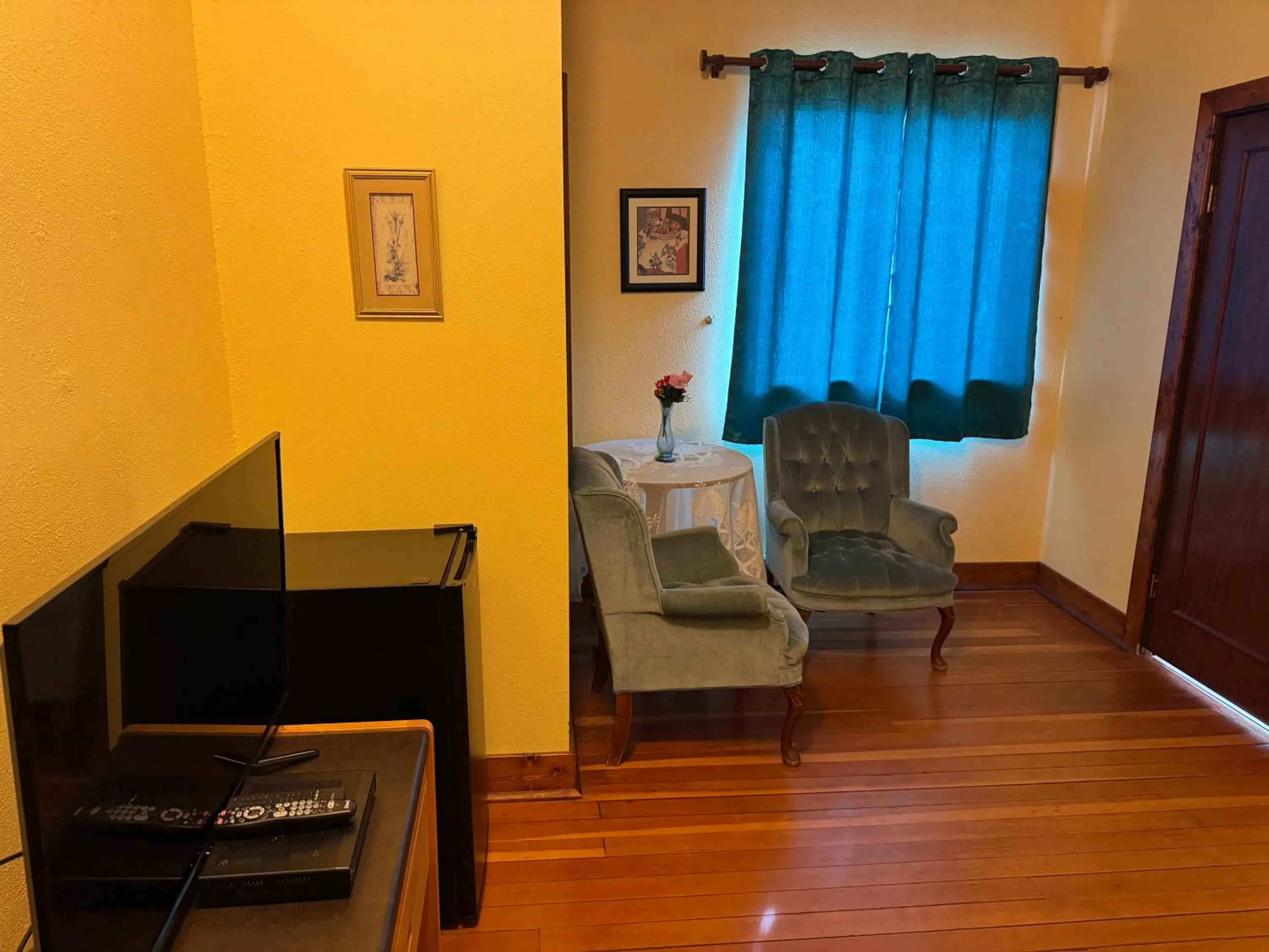 TV and multimedia in Rodmay Hotel