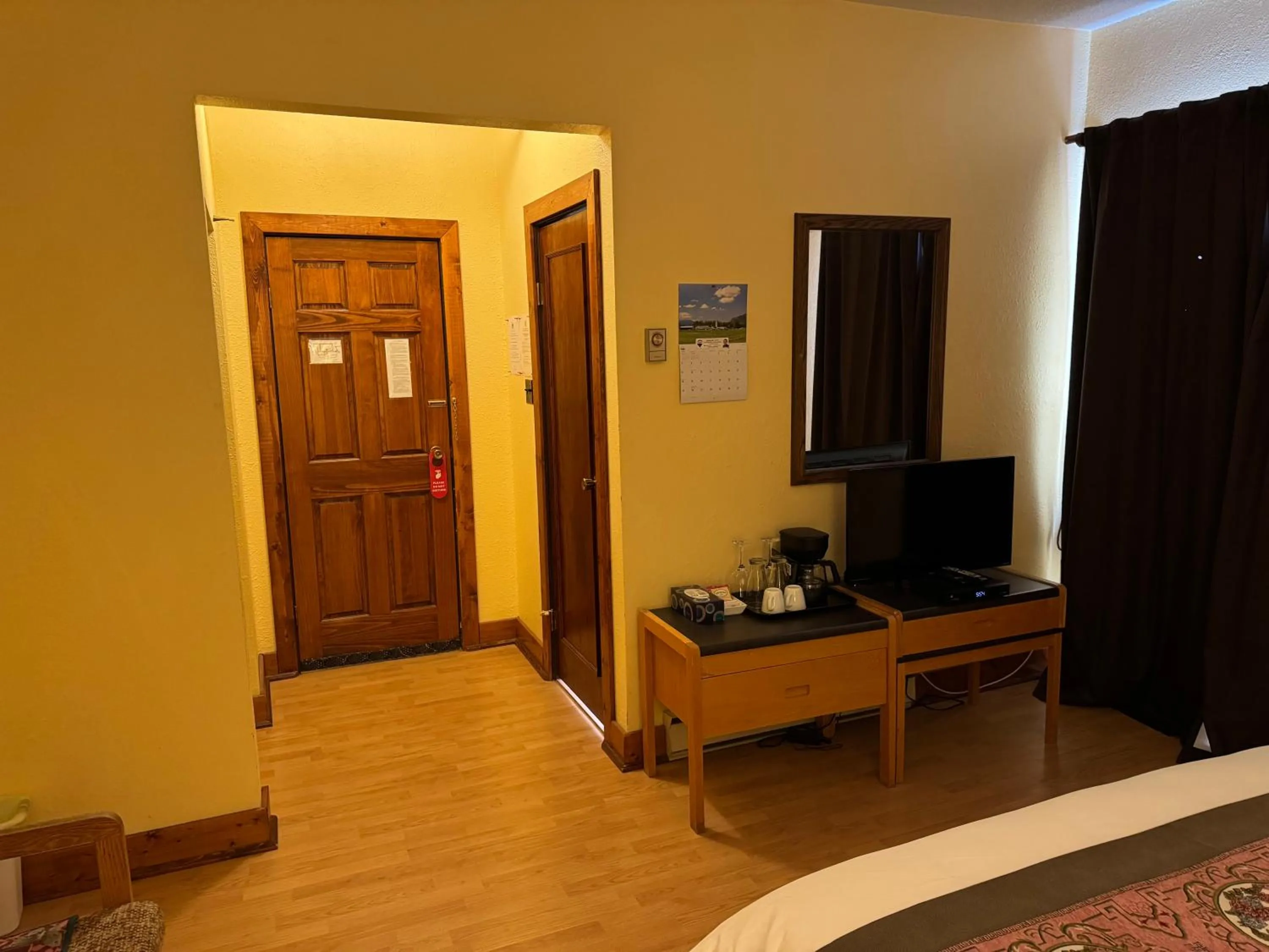 TV and multimedia, Bed in Rodmay Hotel