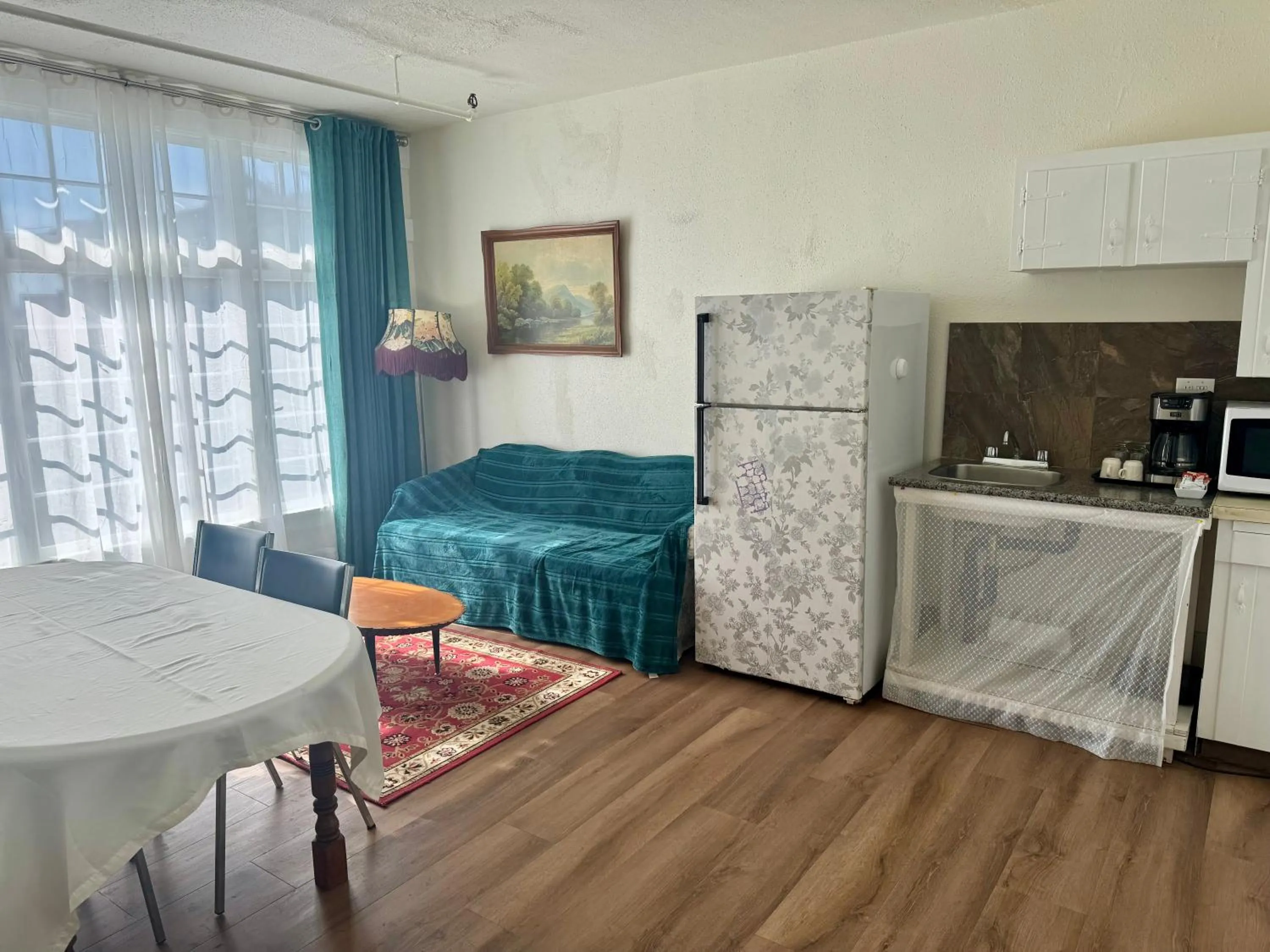 Living room, Bed in Rodmay Hotel