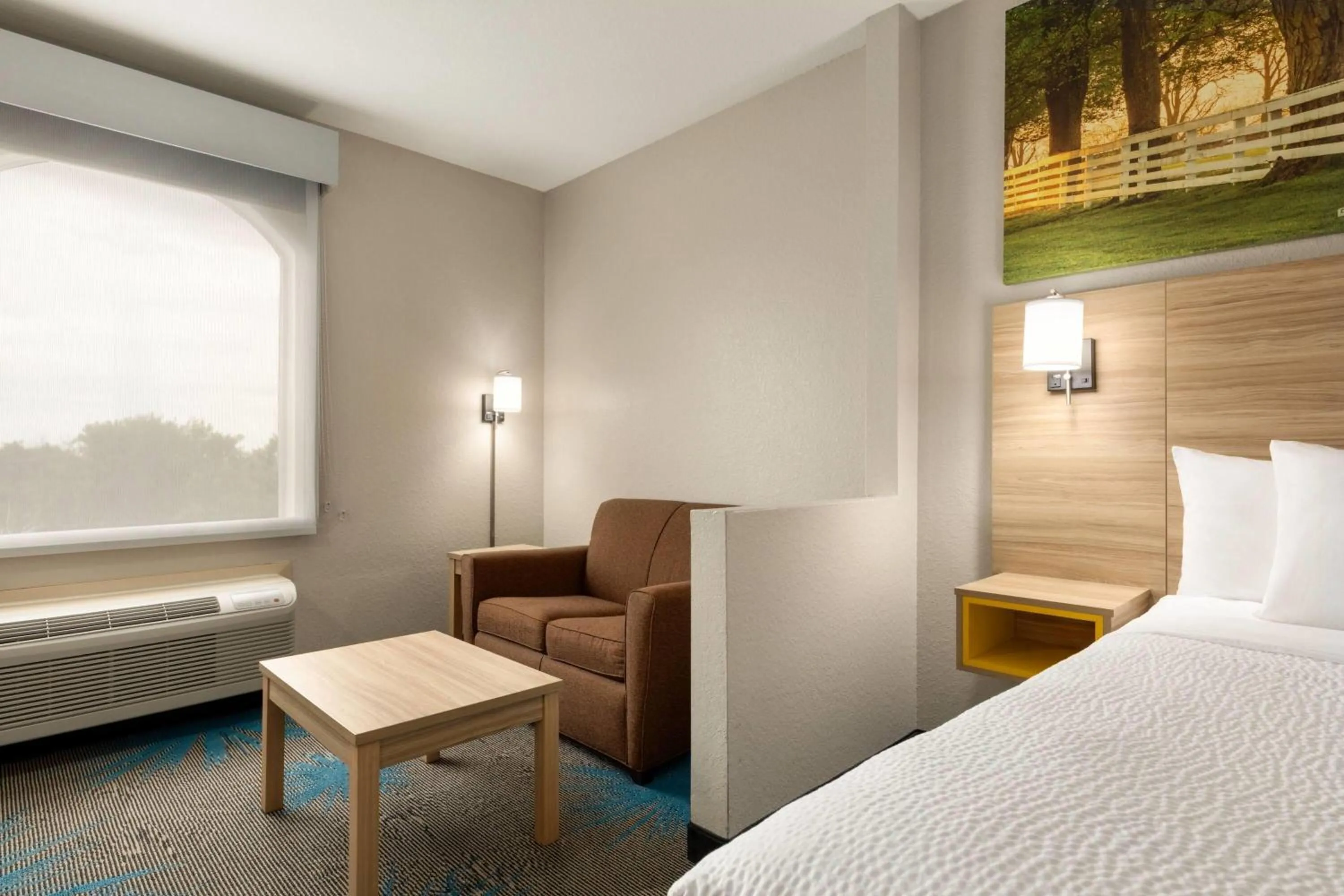 Photo of the whole room, Bed in Days Inn & Suites by Wyndham Prattville-Montgomery