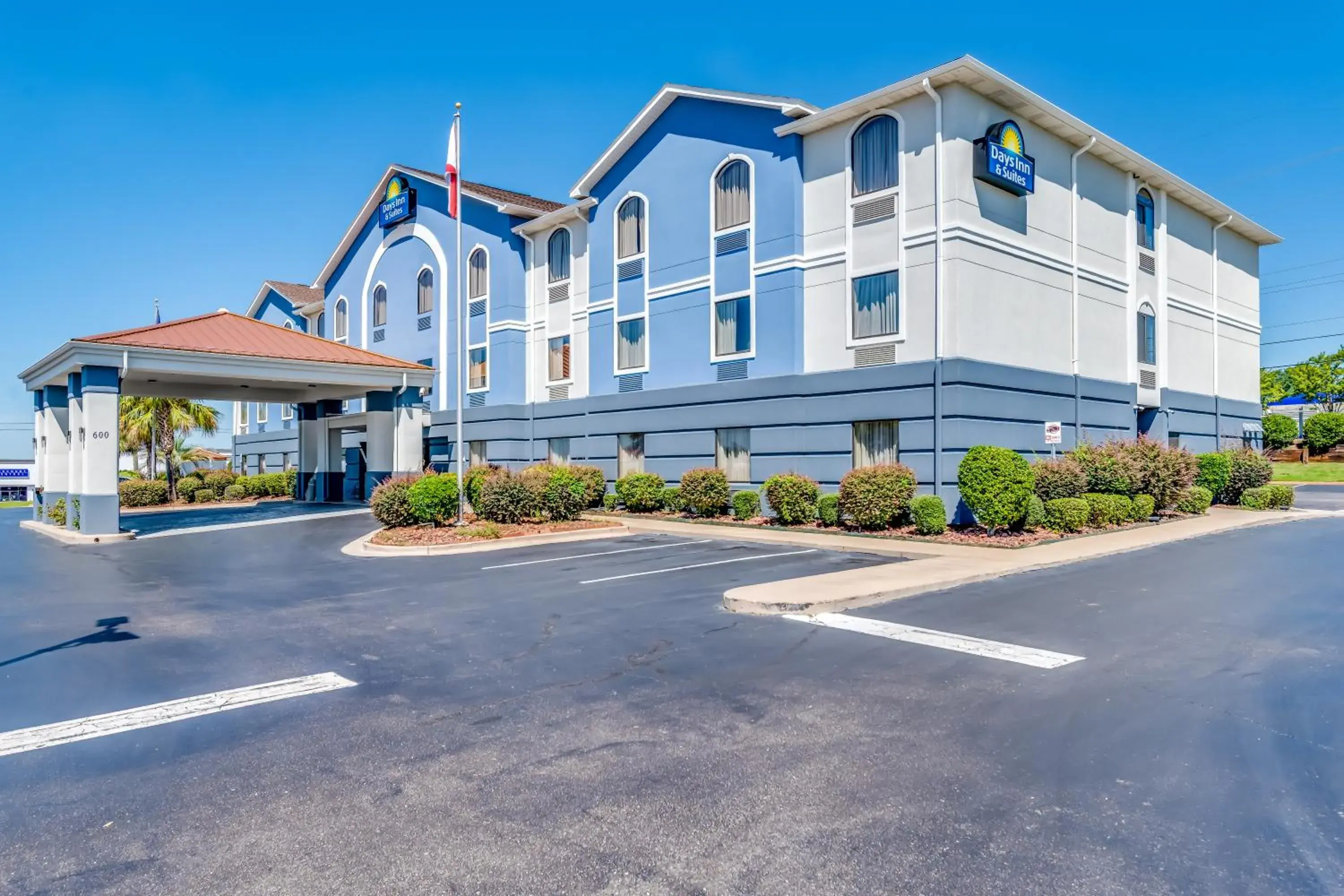 Property building in Days Inn & Suites by Wyndham Prattville-Montgomery Property building in Days Inn & Suites by Wyndham Prattville-Montgomery