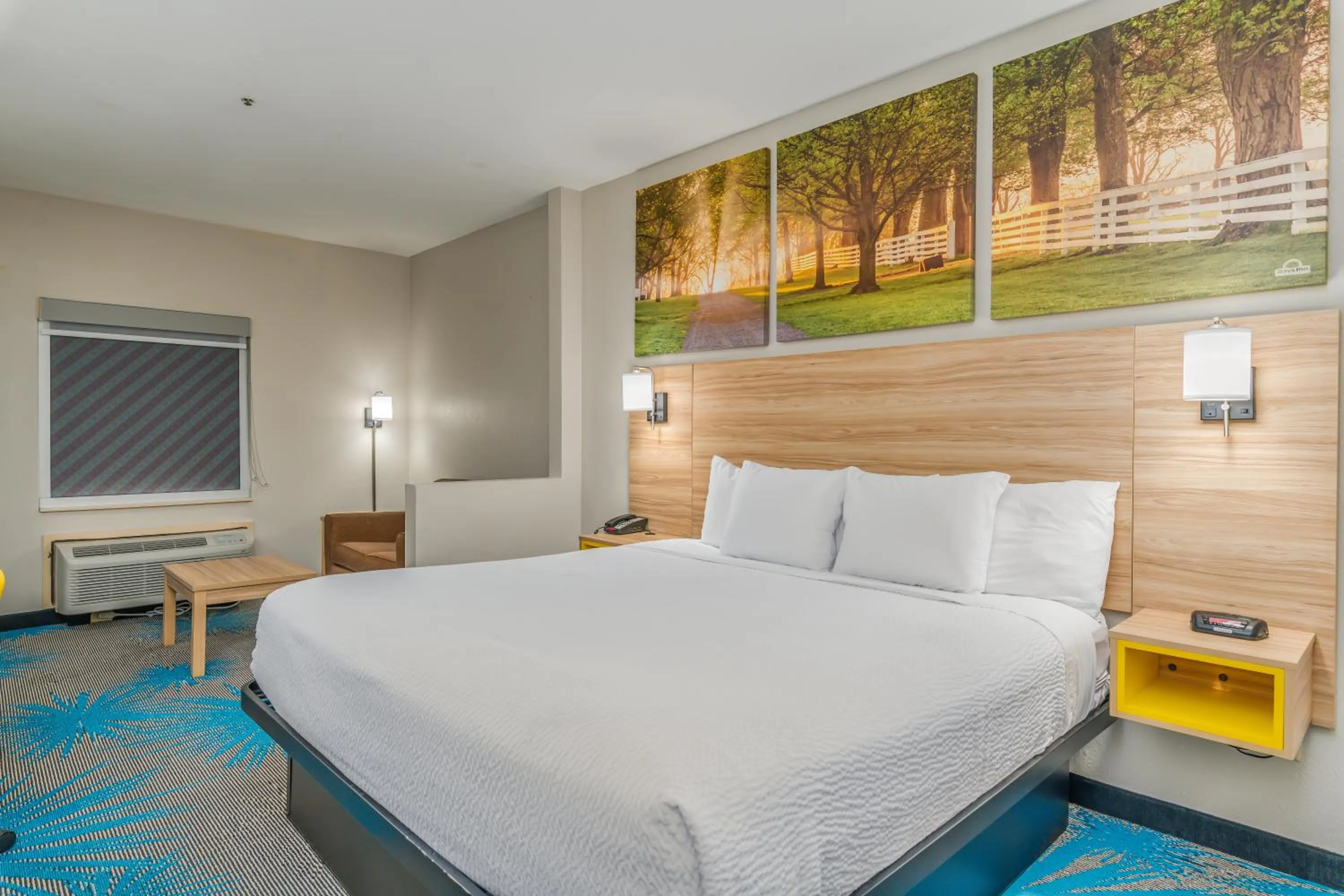 Bedroom, Bed in Days Inn & Suites by Wyndham Prattville-Montgomery