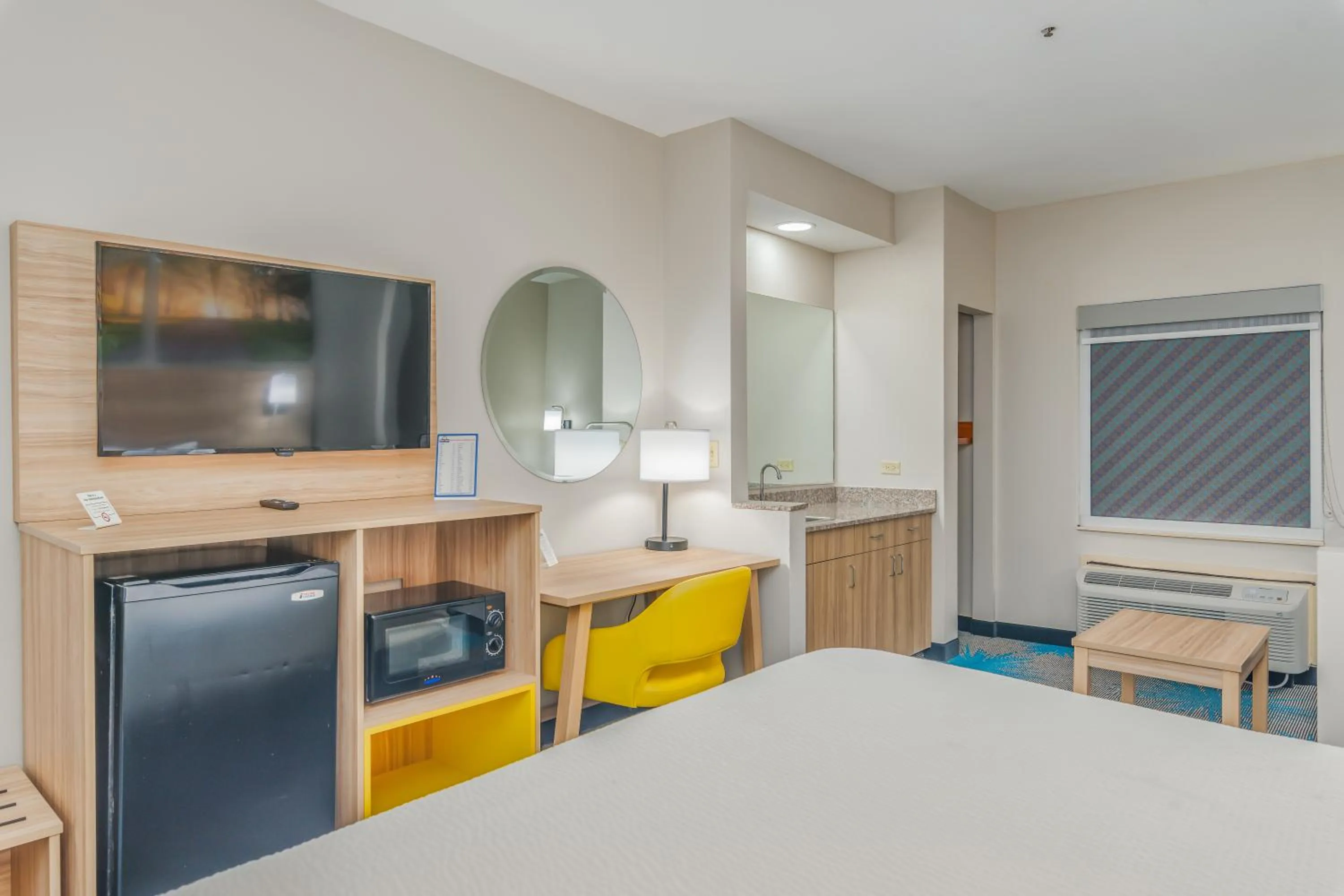 Bedroom in Days Inn & Suites by Wyndham Prattville-Montgomery