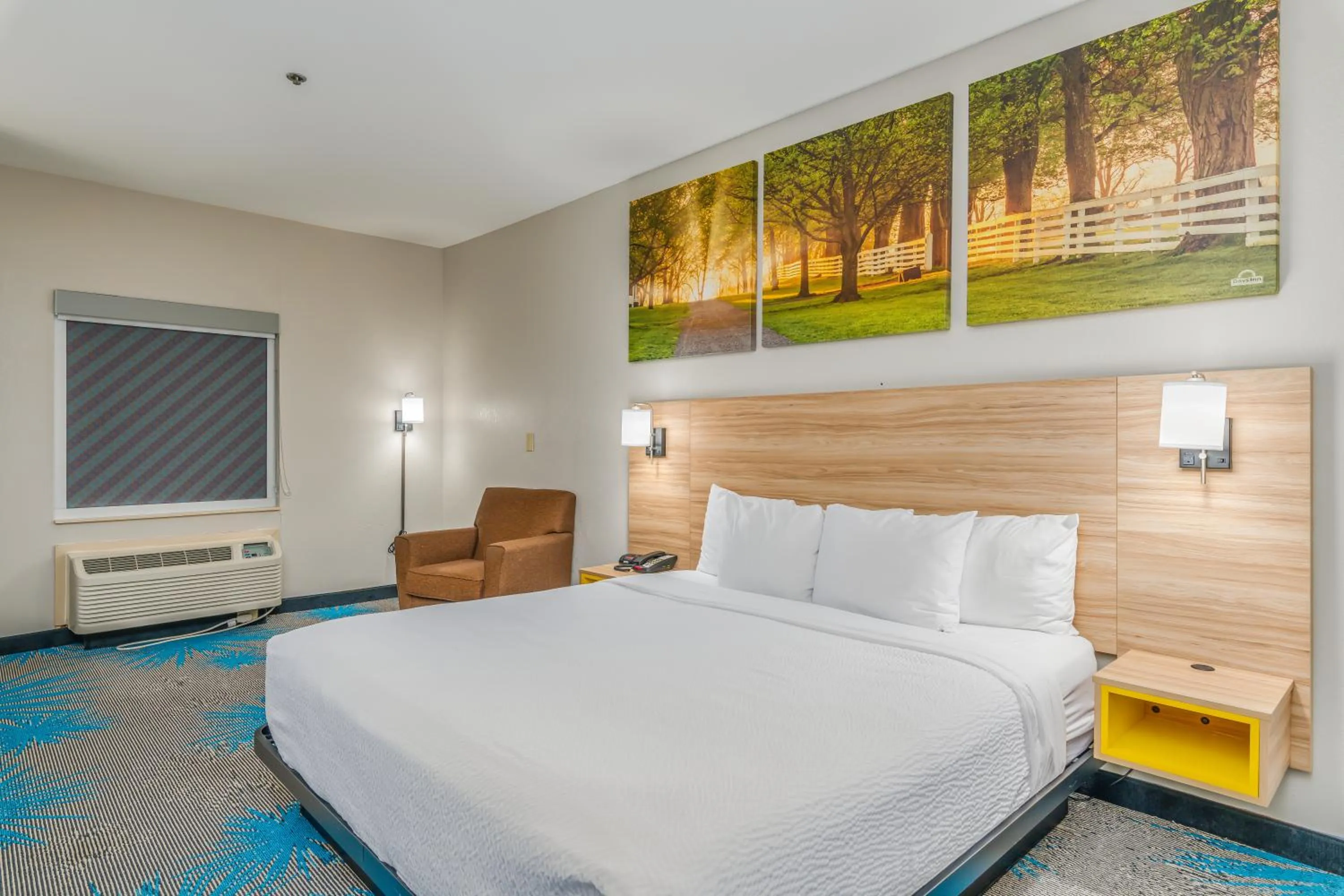 Bedroom, Bed in Days Inn & Suites by Wyndham Prattville-Montgomery