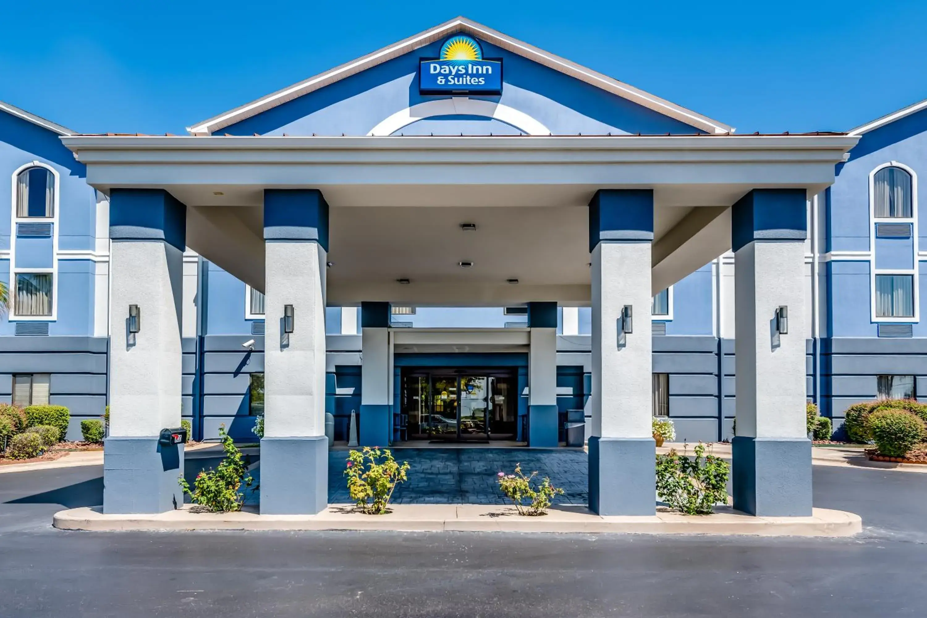Property building in Days Inn & Suites by Wyndham Prattville-Montgomery Property building in Days Inn & Suites by Wyndham Prattville-Montgomery