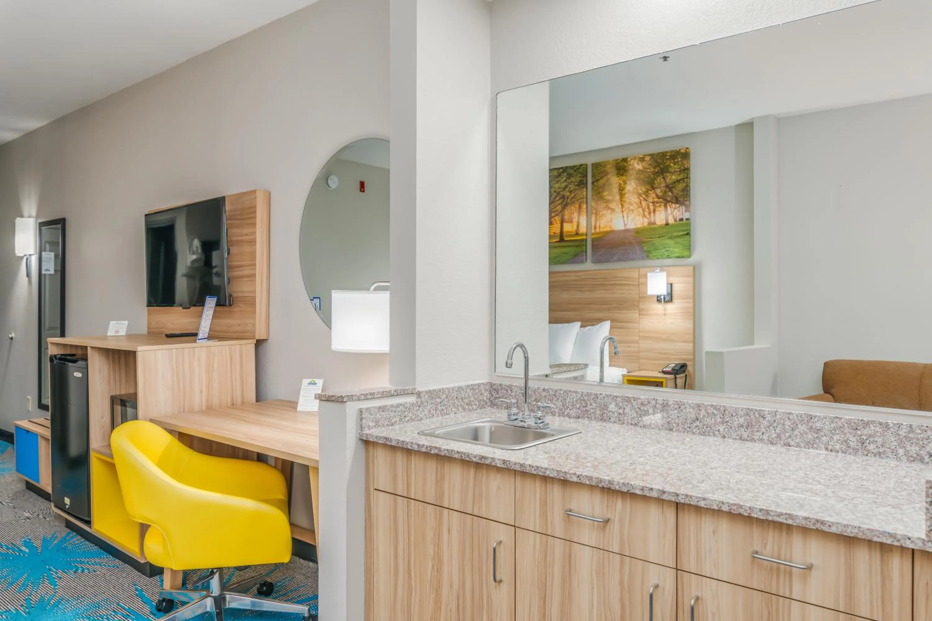 Bedroom in Days Inn & Suites by Wyndham Prattville-Montgomery