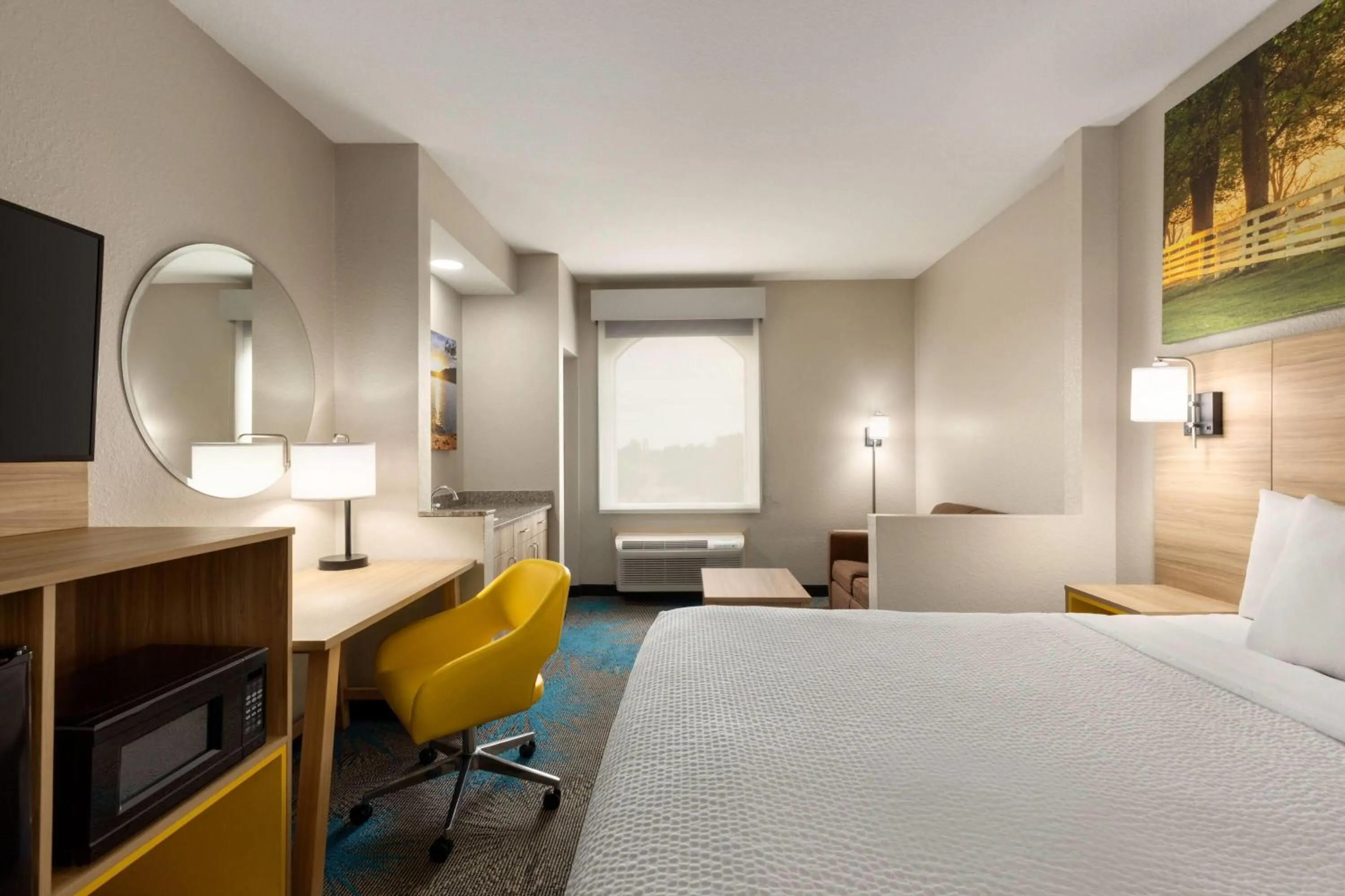 Photo of the whole room, Bed in Days Inn & Suites by Wyndham Prattville-Montgomery