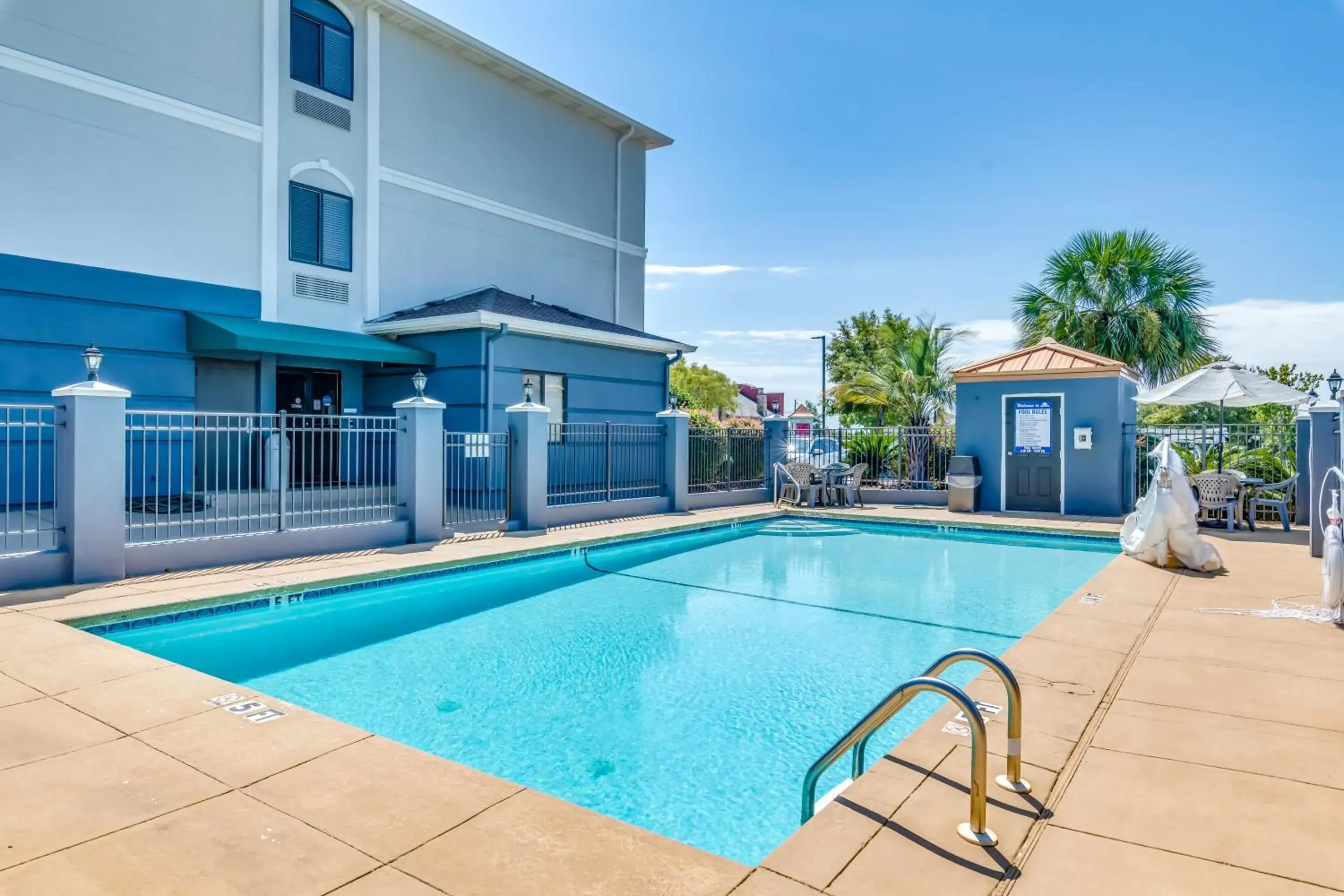 Swimming pool in Days Inn & Suites by Wyndham Prattville-Montgomery Swimming pool in Days Inn & Suites by Wyndham Prattville-Montgomery