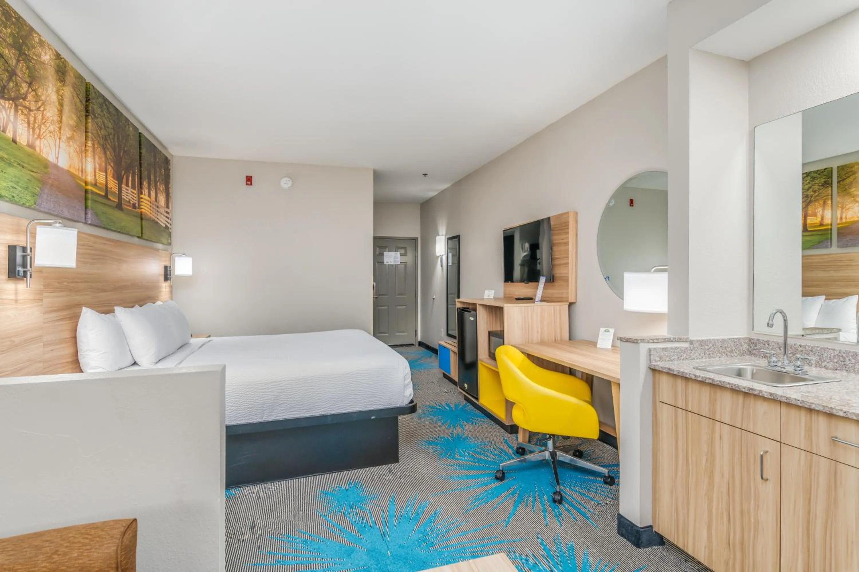 Bedroom, Bed in Days Inn & Suites by Wyndham Prattville-Montgomery