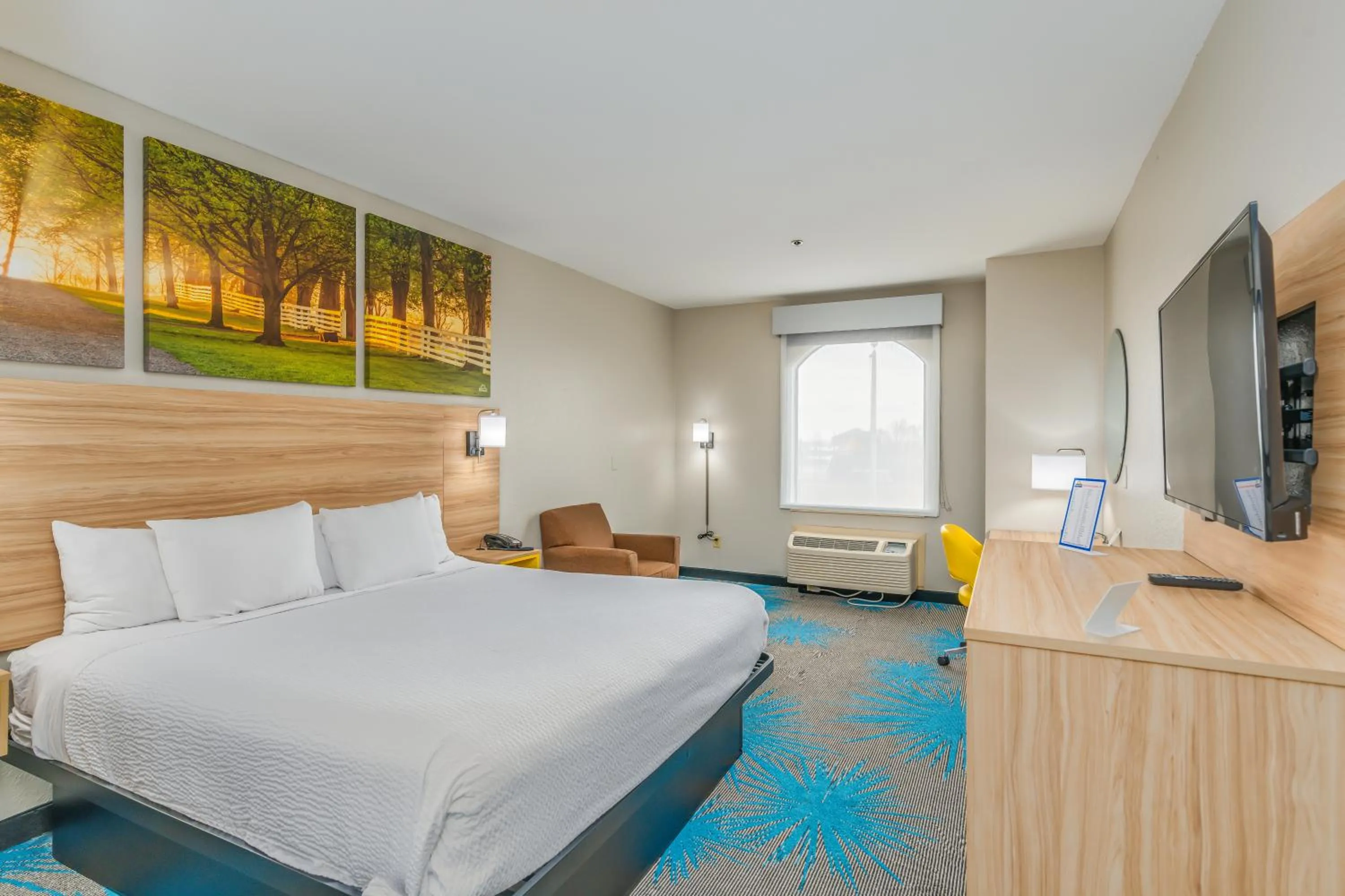 Bedroom, Bed in Days Inn & Suites by Wyndham Prattville-Montgomery