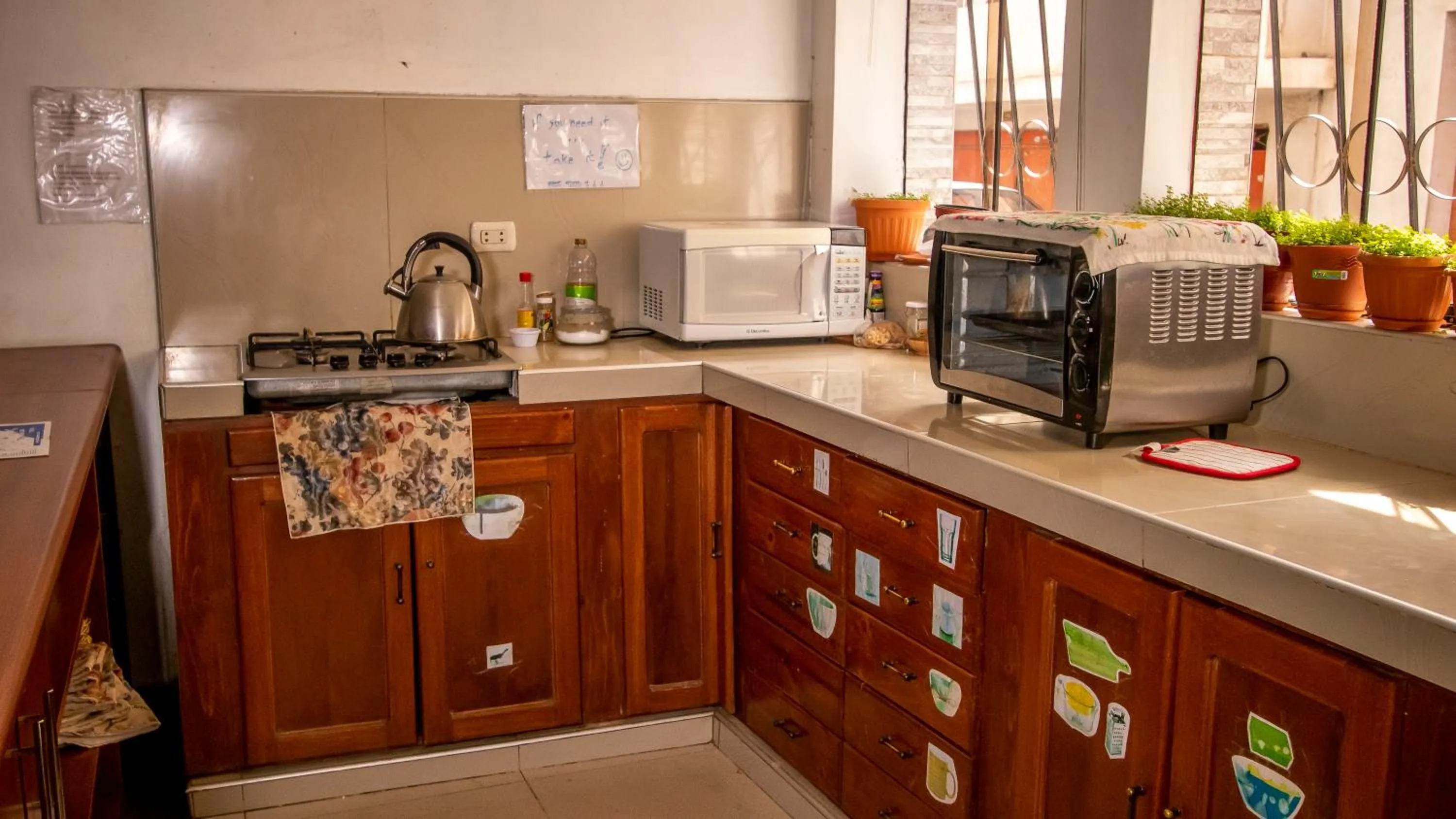 Communal kitchen in Inka's Rest Hostel