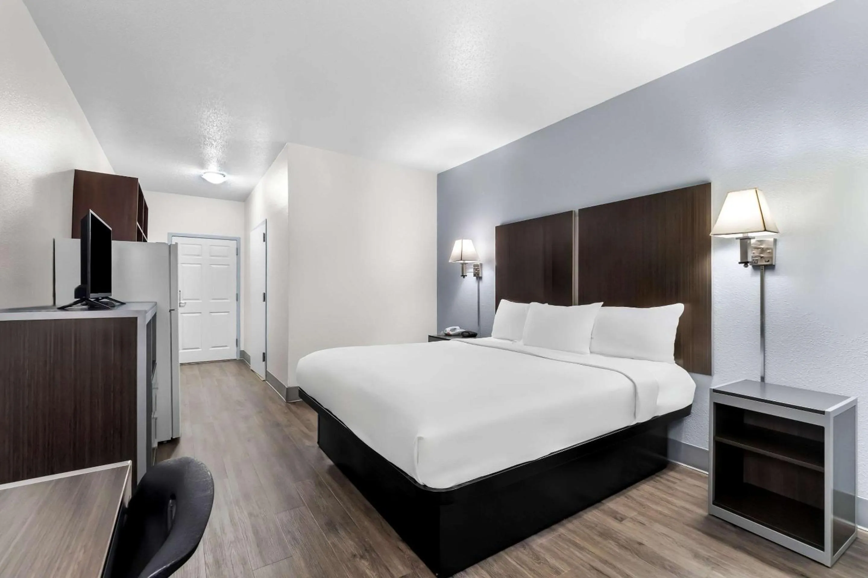 Bedroom, Bed in Suburban Studios Chattanooga Northeast - Ooltewah