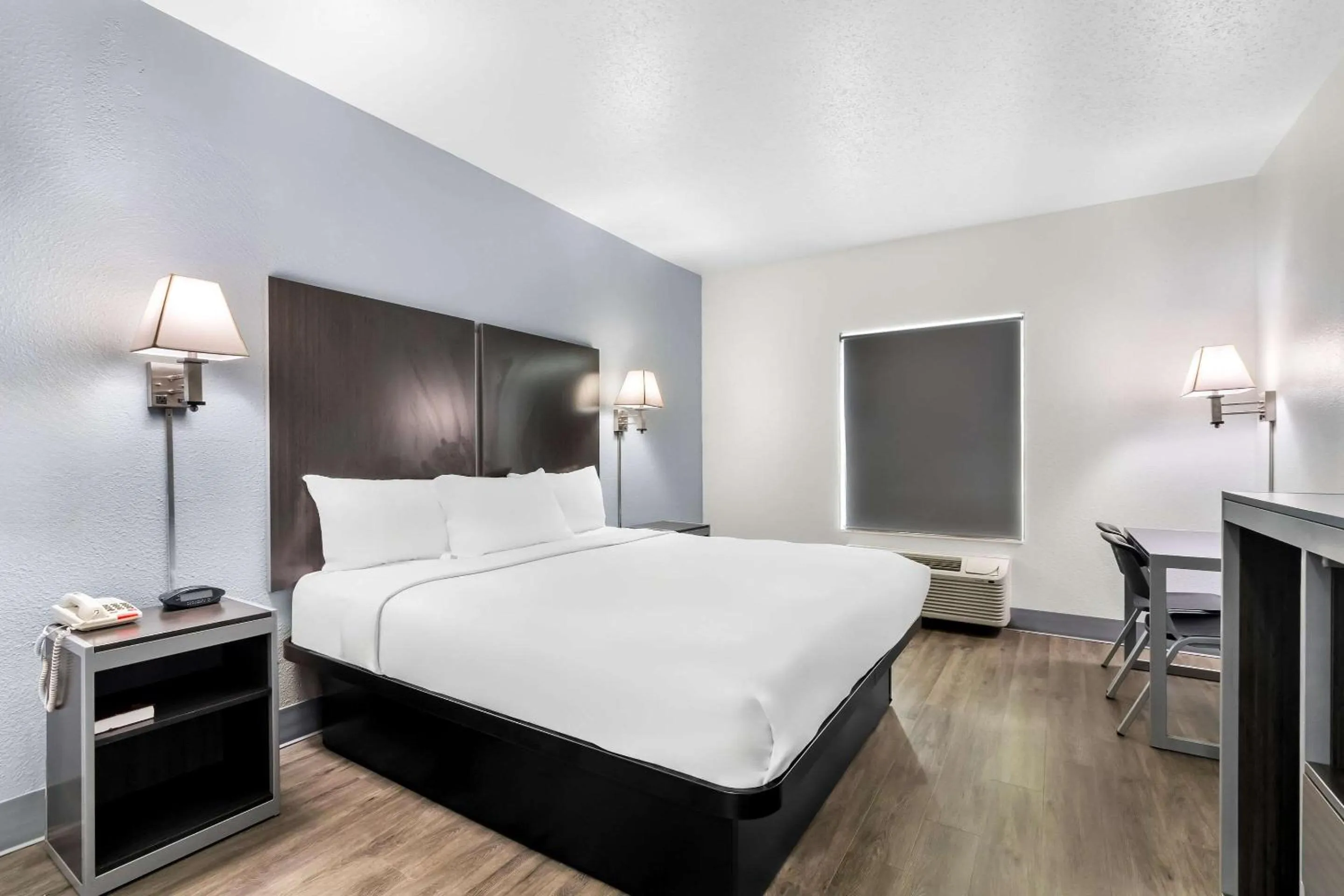 Bedroom, Bed in Suburban Studios Chattanooga Northeast - Ooltewah