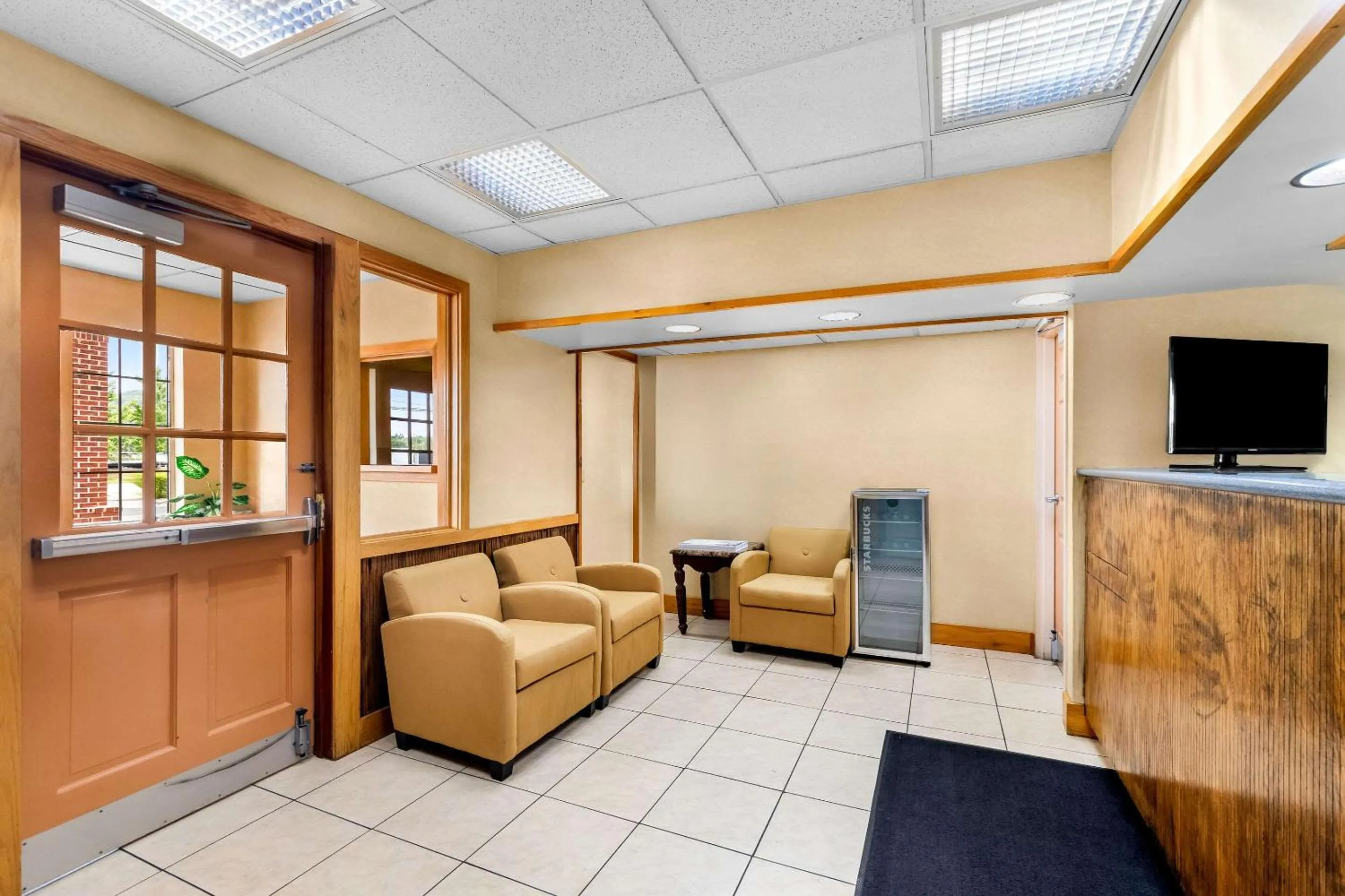 Lobby or reception in Suburban Studios Chattanooga Northeast - Ooltewah