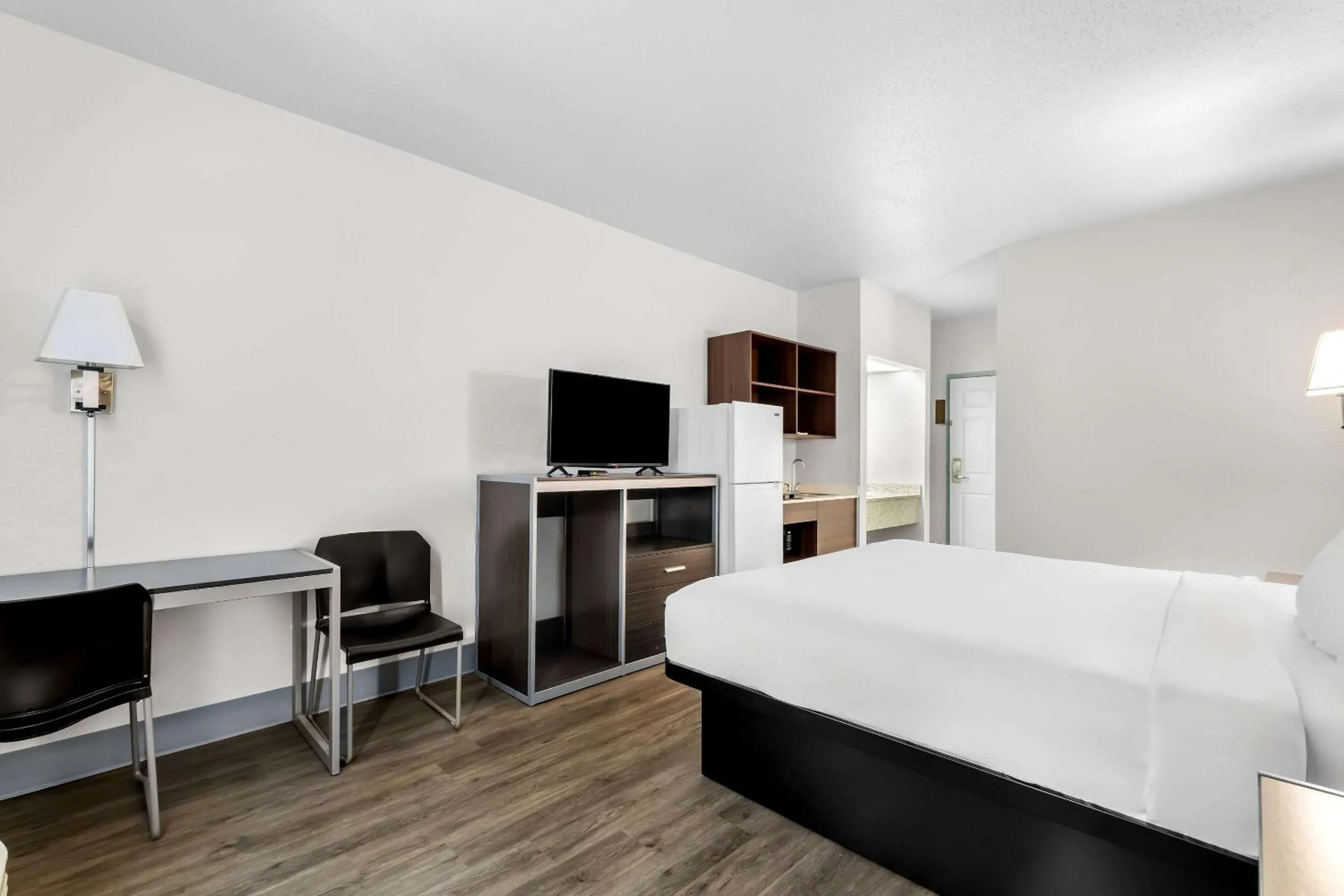 Bedroom, Bed in Suburban Studios Chattanooga Northeast - Ooltewah