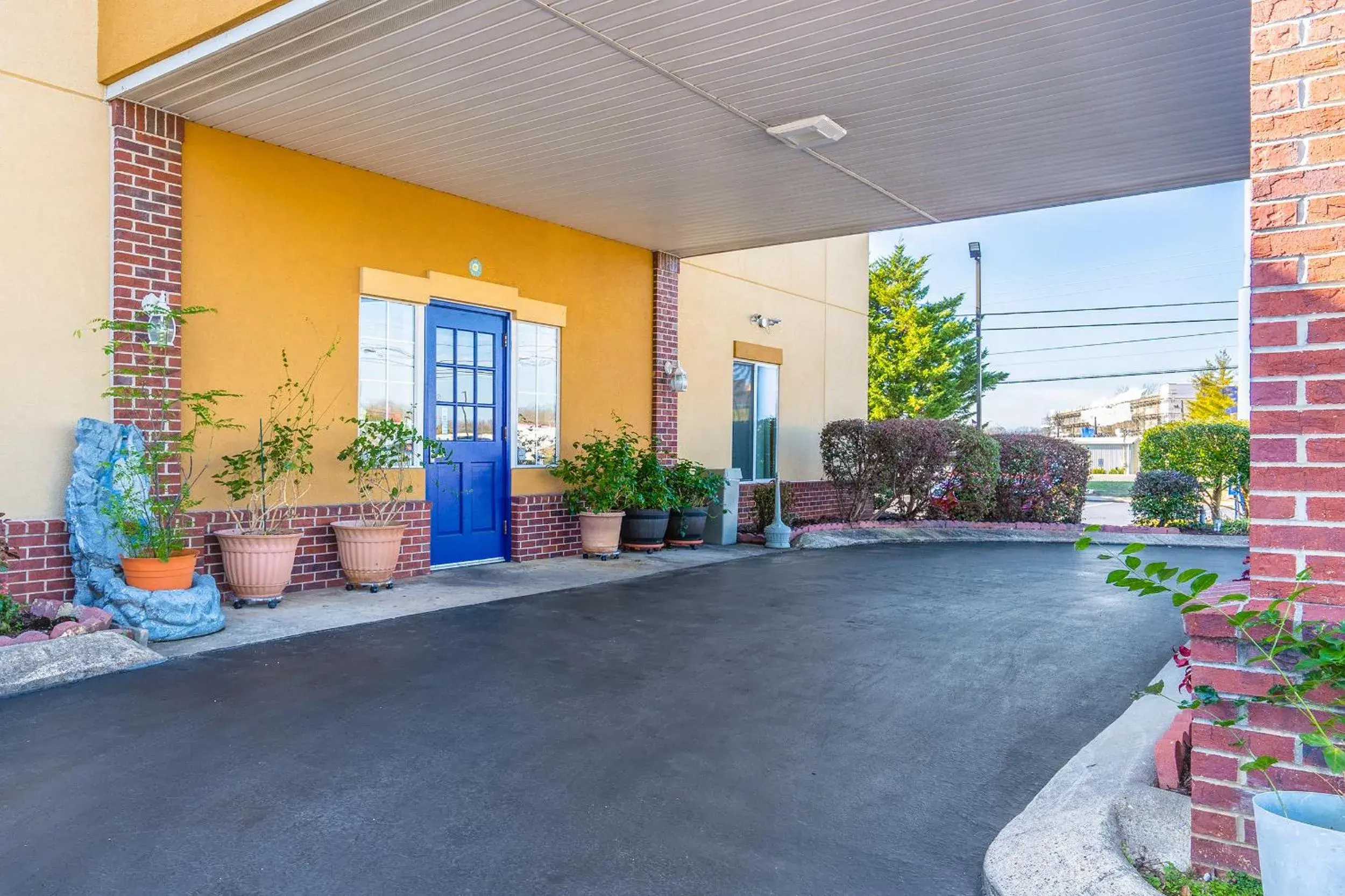 Facade/entrance in Suburban Studios Chattanooga Northeast - Ooltewah Facade/entrance in Suburban Studios Chattanooga Northeast - Ooltewah