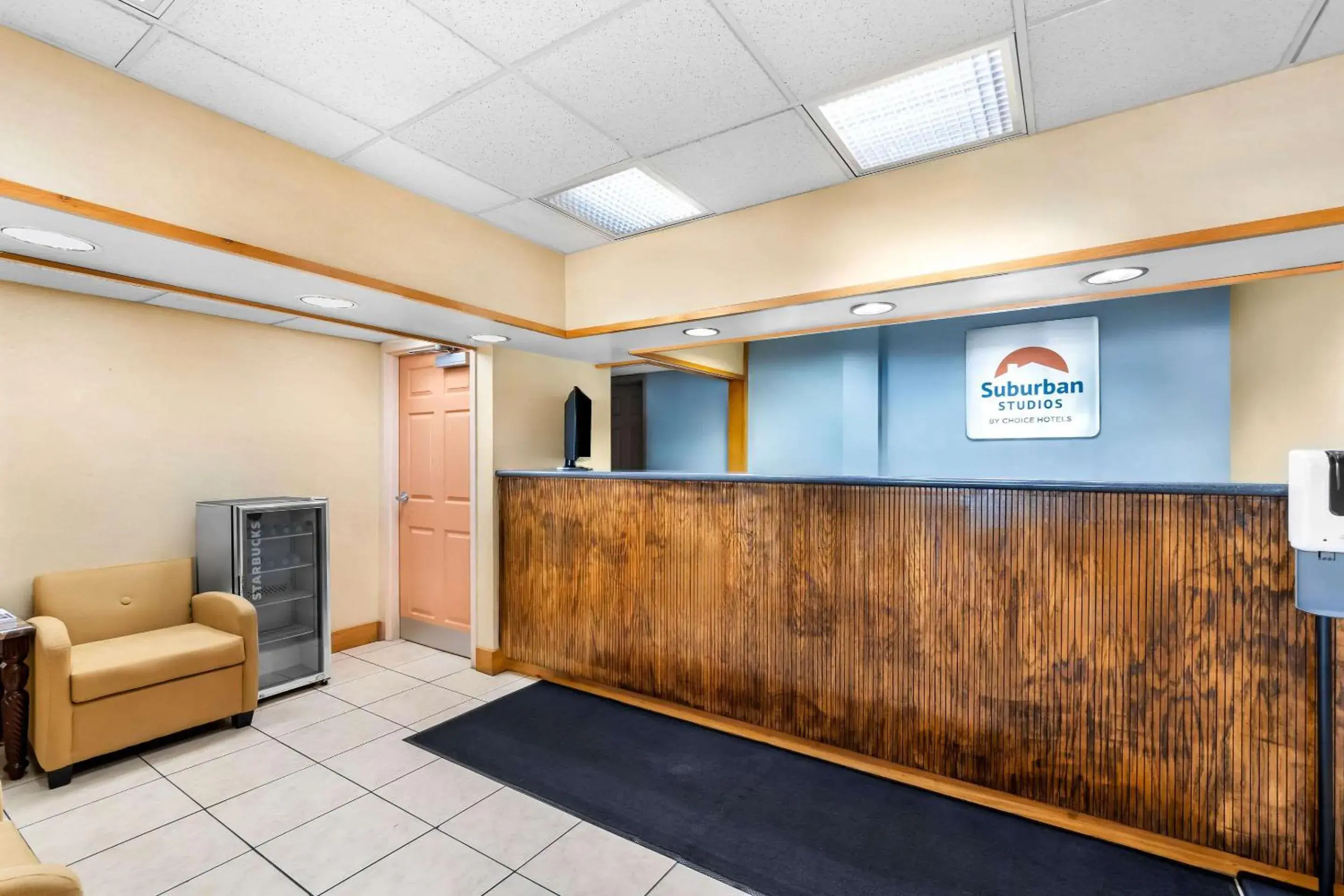 Lobby or reception in Suburban Studios Chattanooga Northeast - Ooltewah Lobby or reception in Suburban Studios Chattanooga Northeast - Ooltewah
