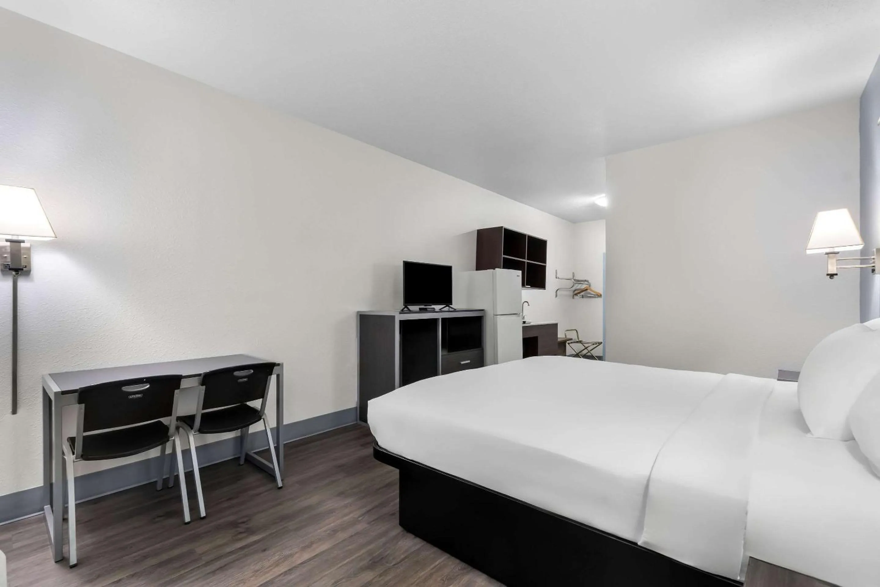 Bedroom, Bed in Suburban Studios Chattanooga Northeast - Ooltewah