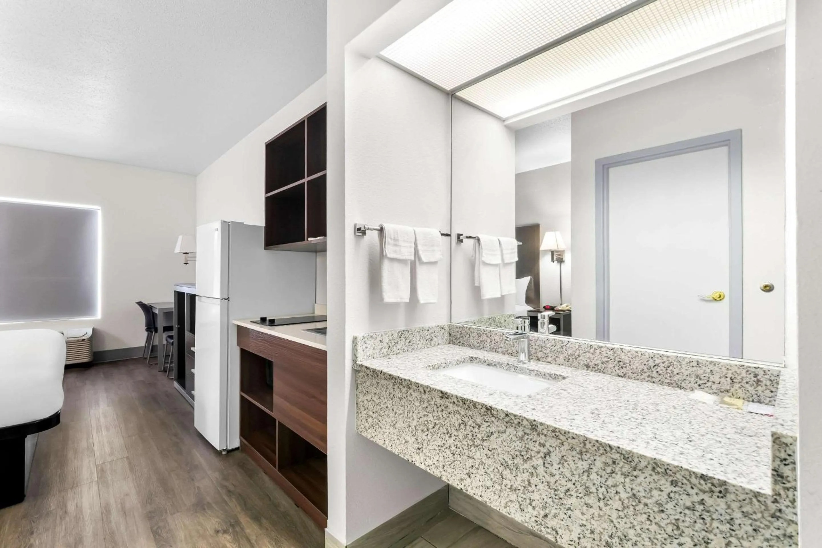 Bedroom in Suburban Studios Chattanooga Northeast - Ooltewah