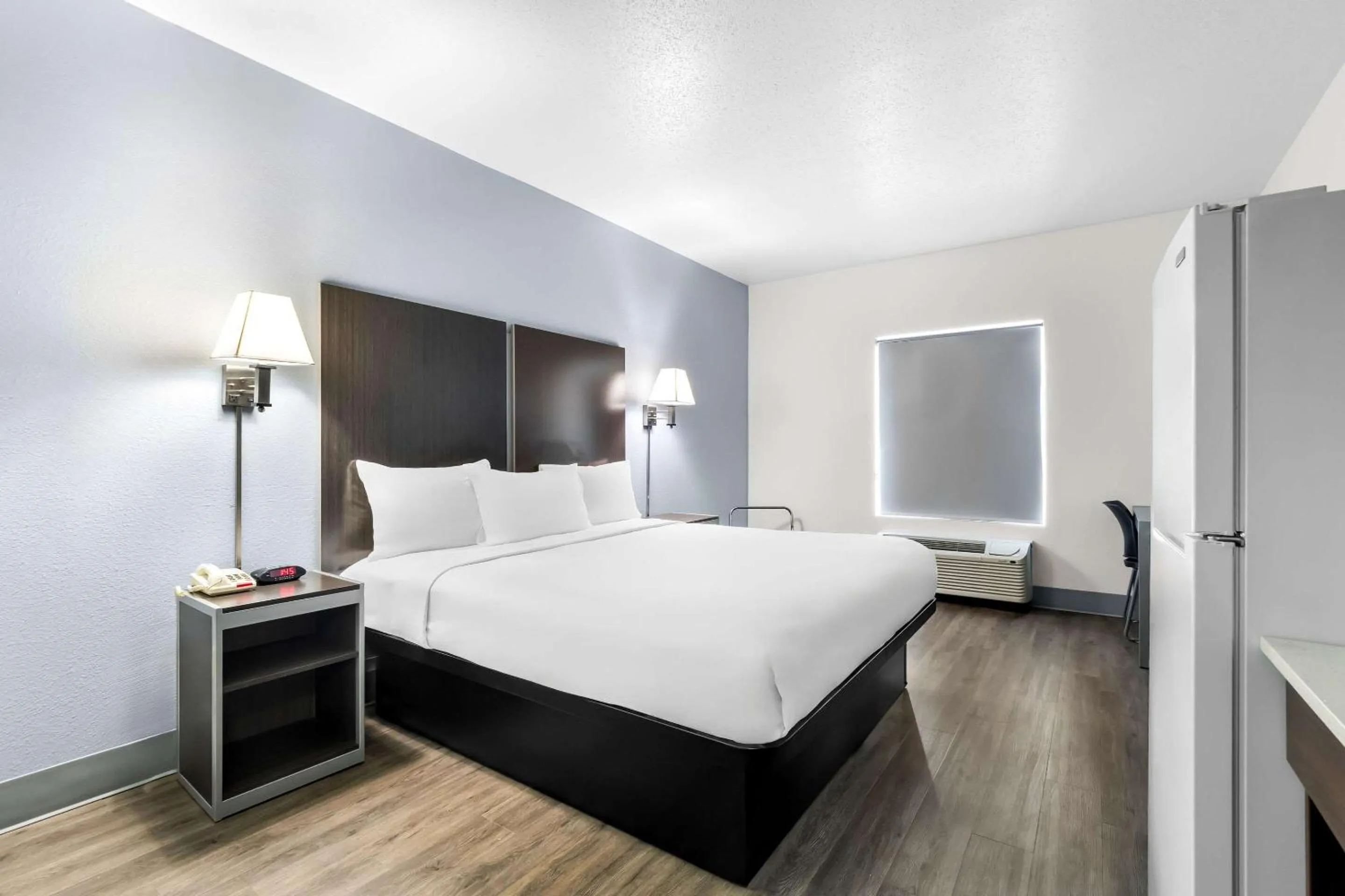 Bedroom, Bed in Suburban Studios Chattanooga Northeast - Ooltewah