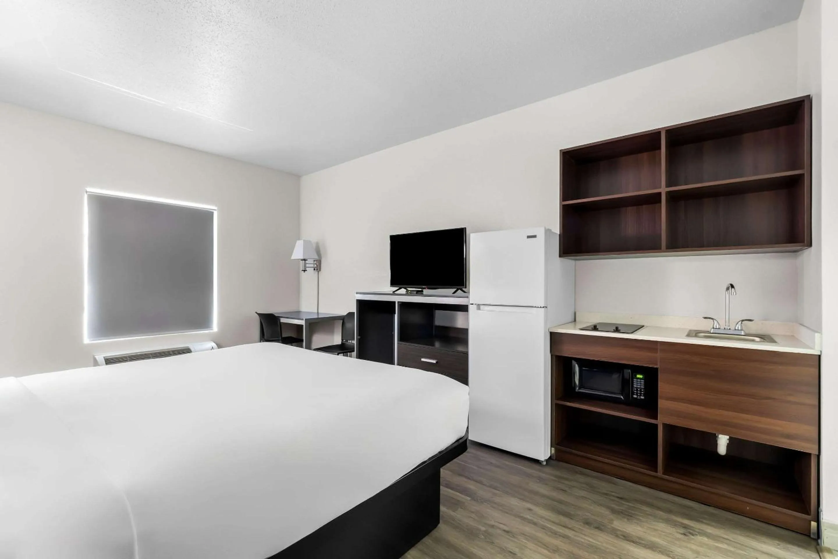 Bedroom, Bed in Suburban Studios Chattanooga Northeast - Ooltewah