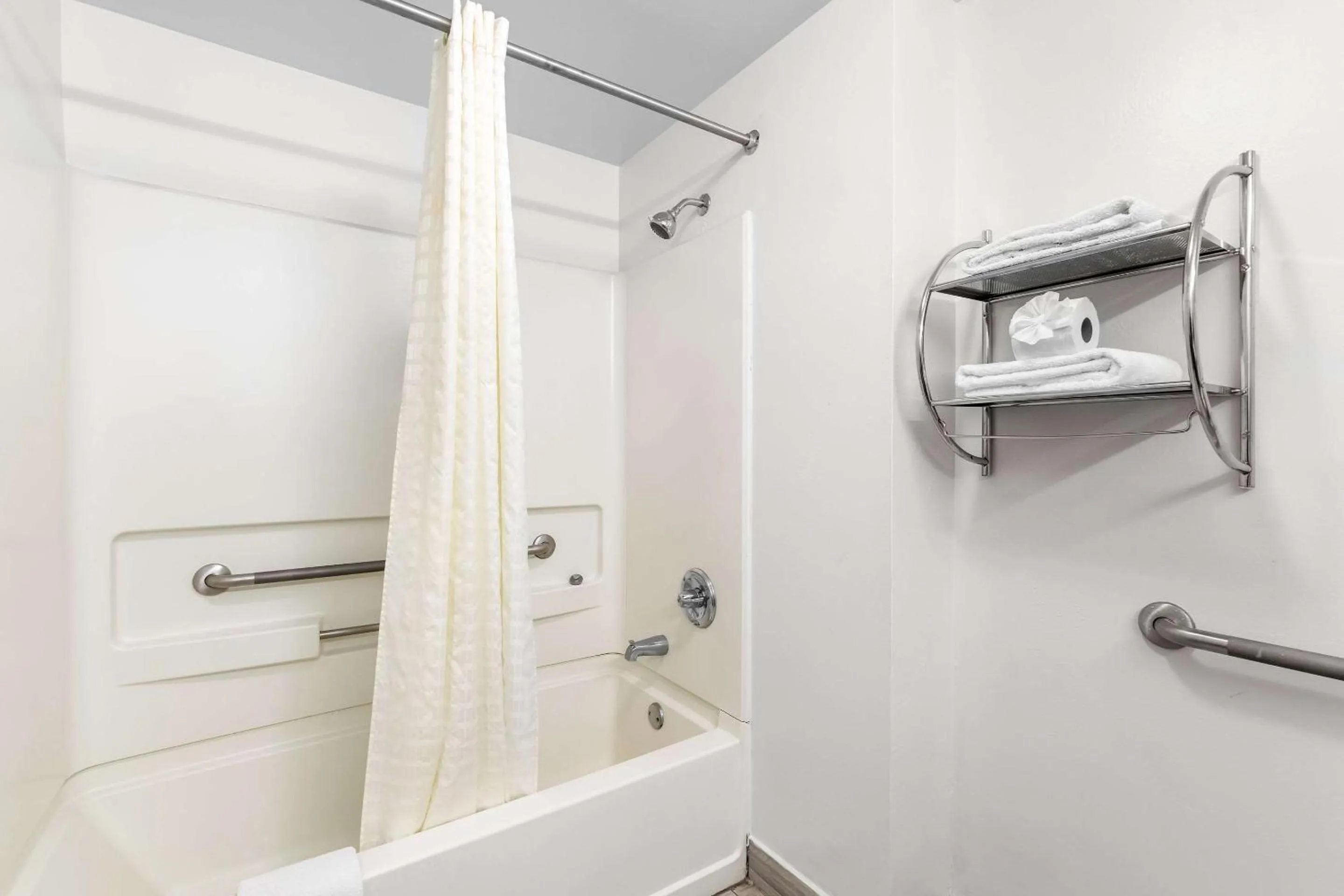 Bedroom in Suburban Studios Chattanooga Northeast - Ooltewah