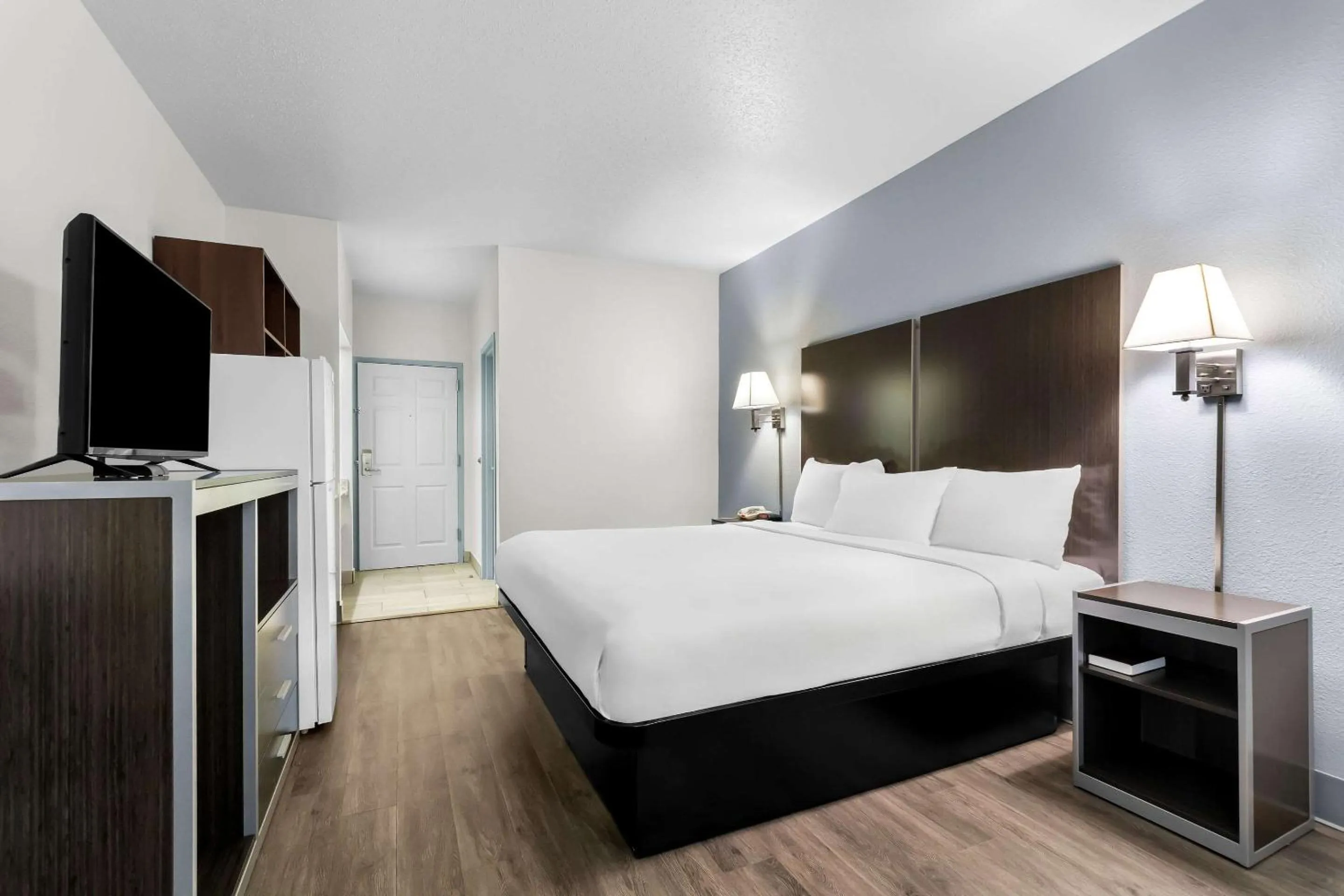 Bedroom, Bed in Suburban Studios Chattanooga Northeast - Ooltewah