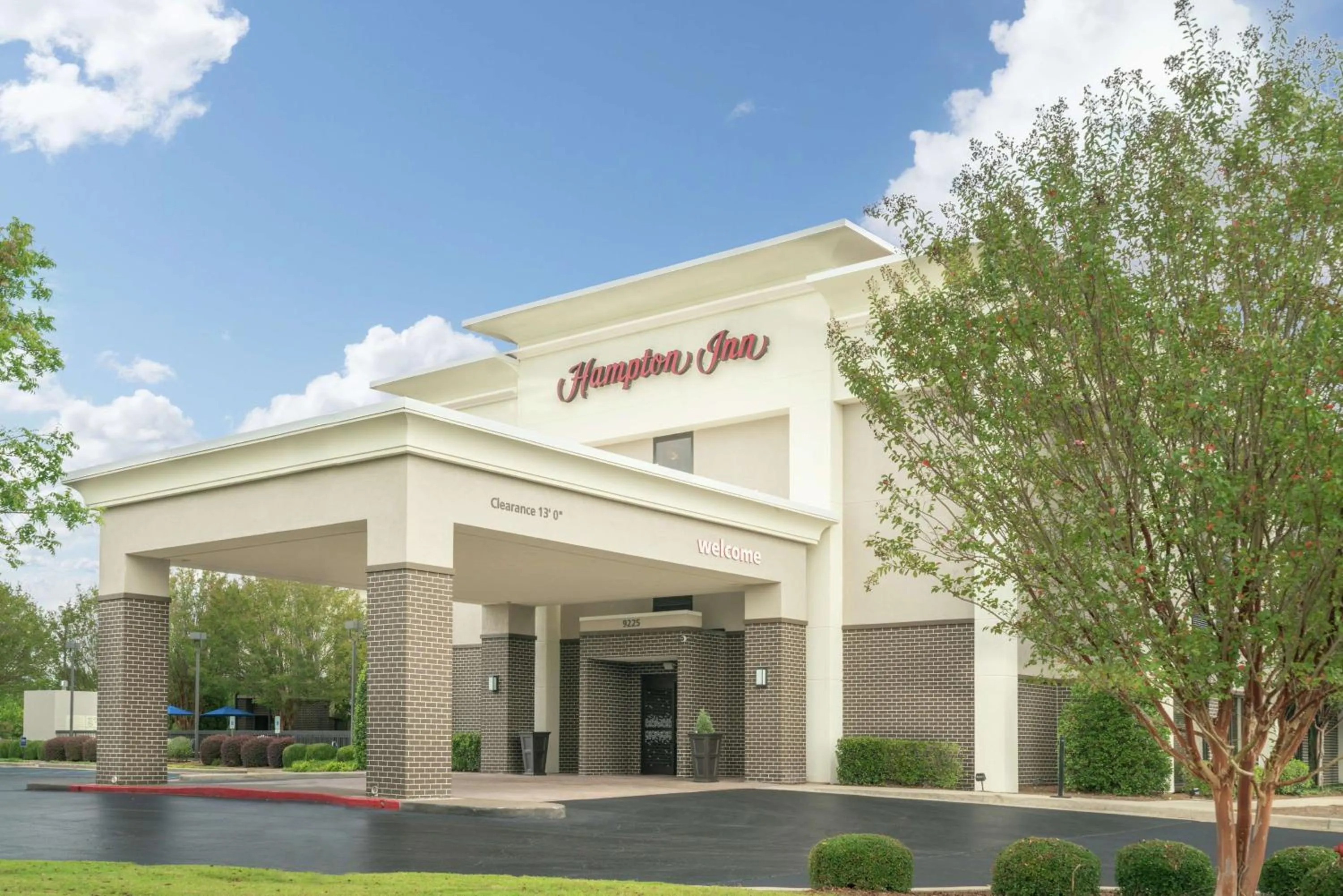 Property building in Hampton Inn Huntsville-Madison