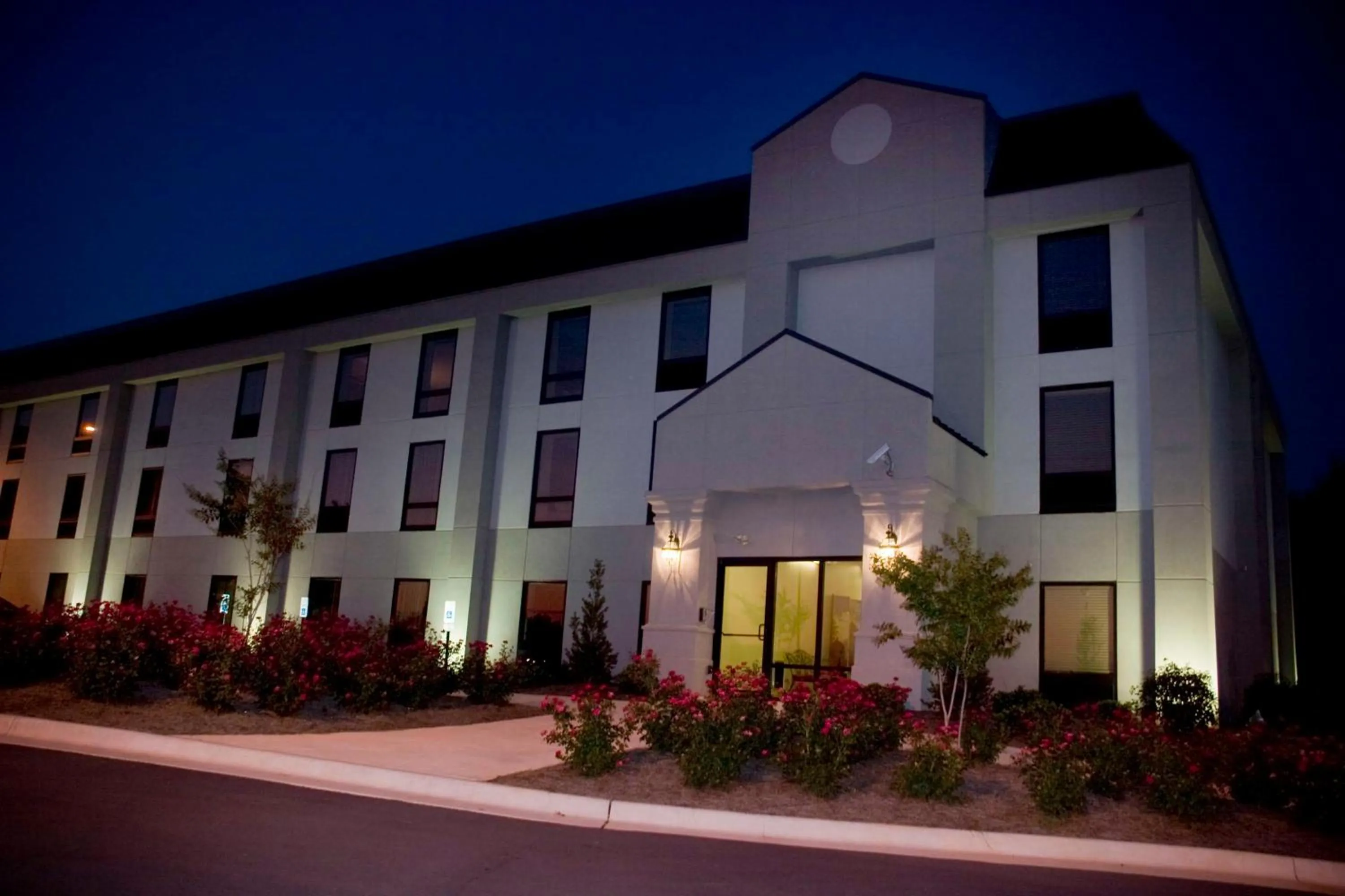 Property building in Hampton Inn Huntsville-Madison