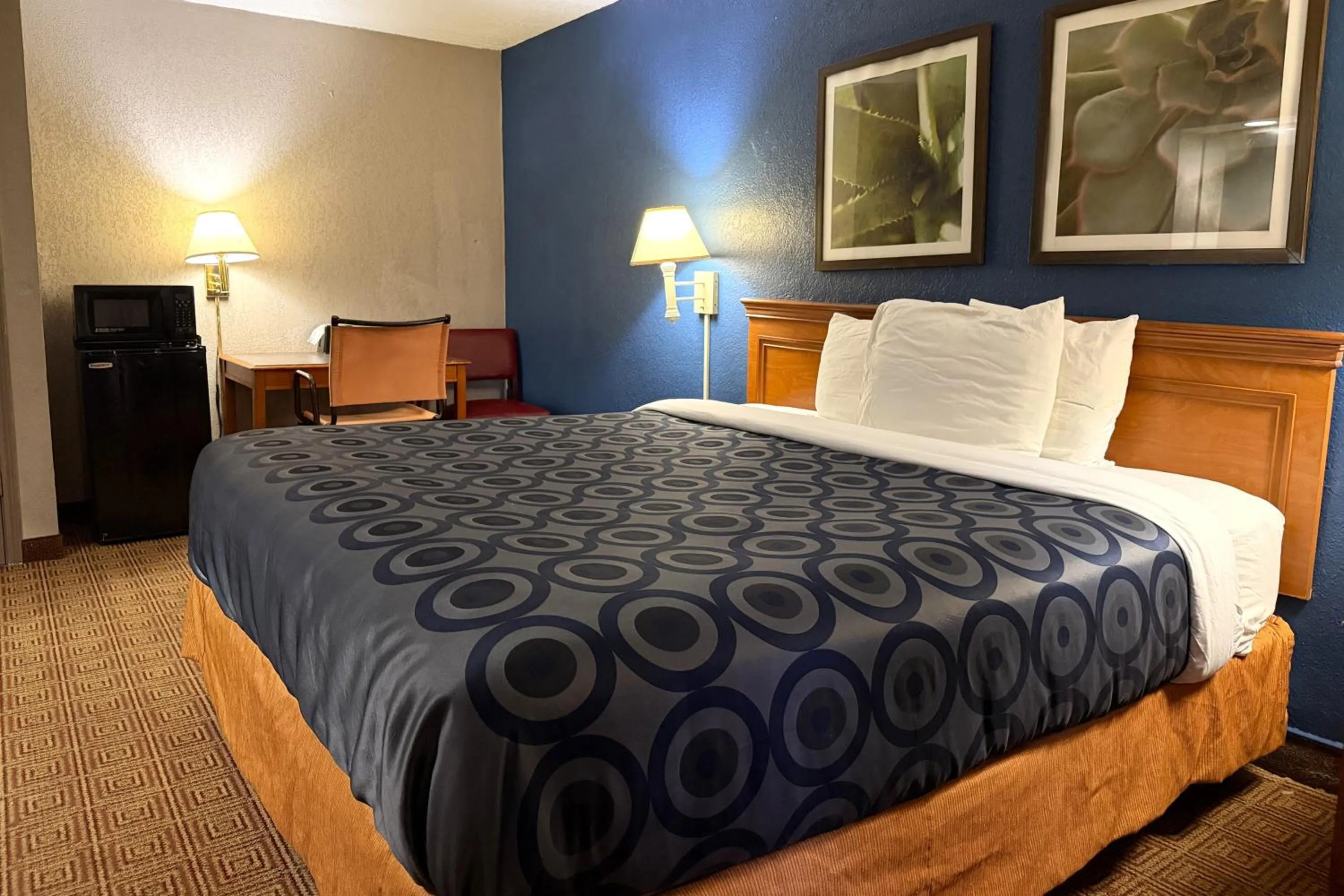 Bedroom, Bed in Townhouse Garden Inn & Suites San Antonio I 35
