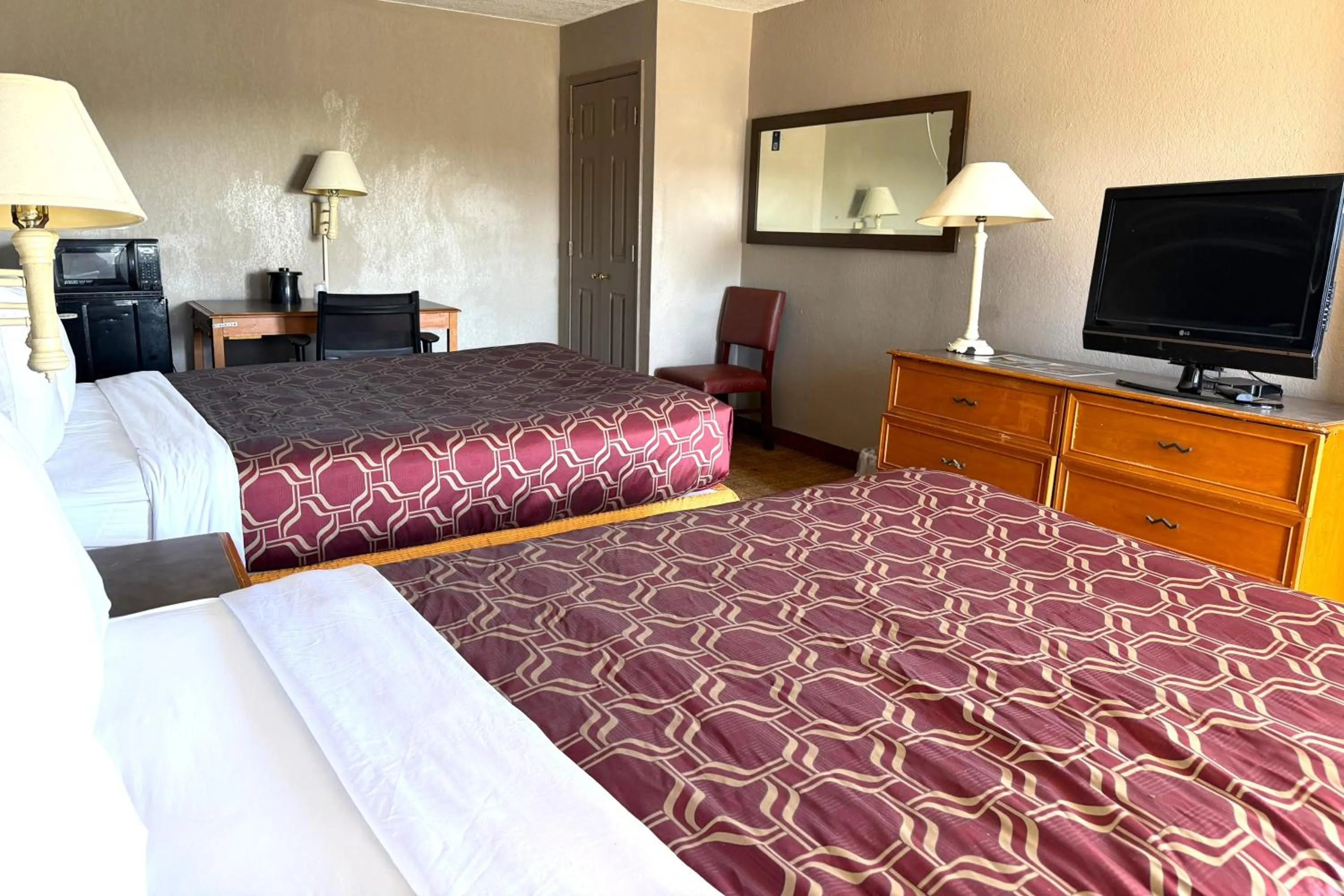 Bedroom, Bed in Townhouse Garden Inn & Suites San Antonio I 35