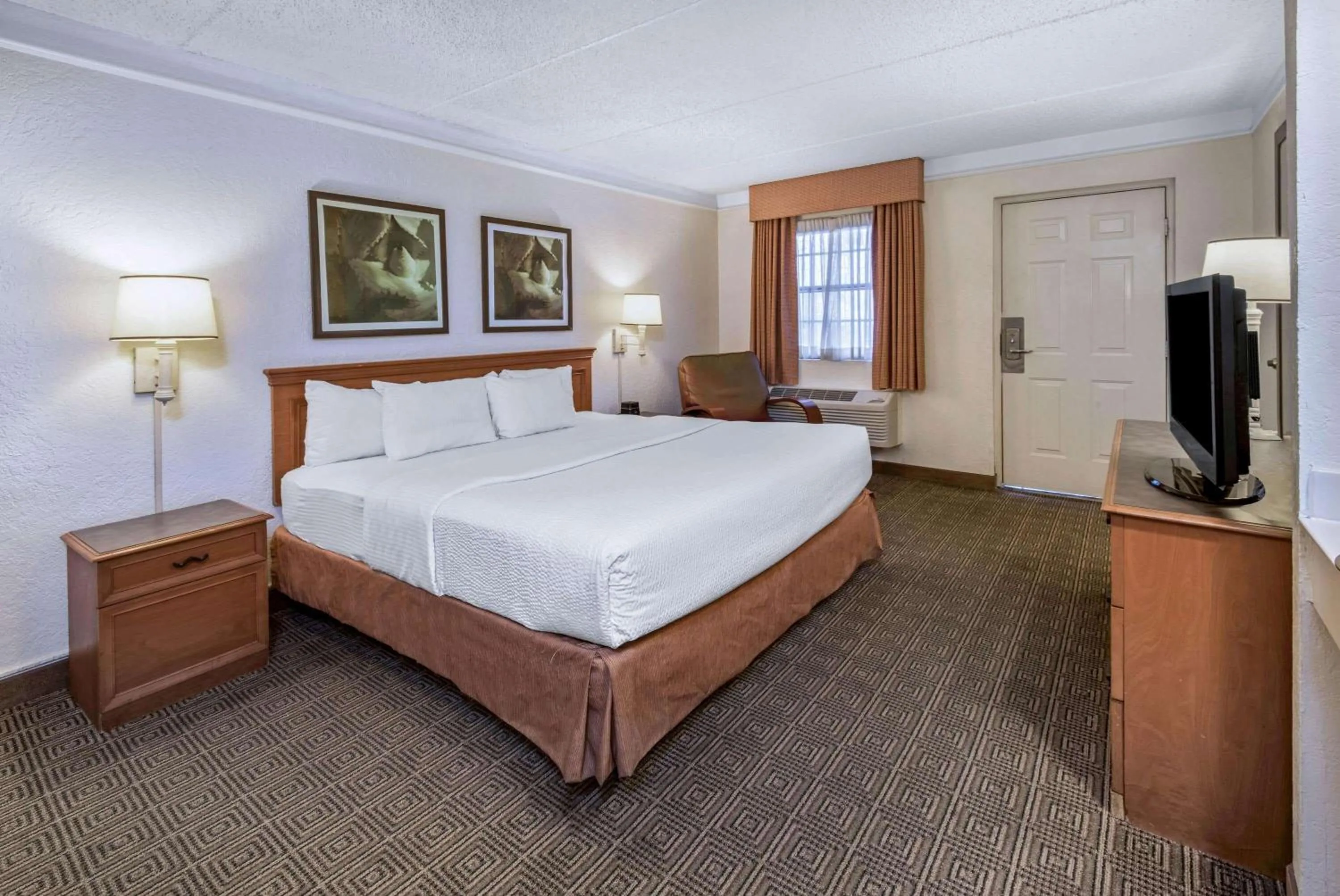 Deluxe King Room - Non-Smoking in La Quinta Inn by Wyndham San Antonio I-35 N at Rittiman Rd