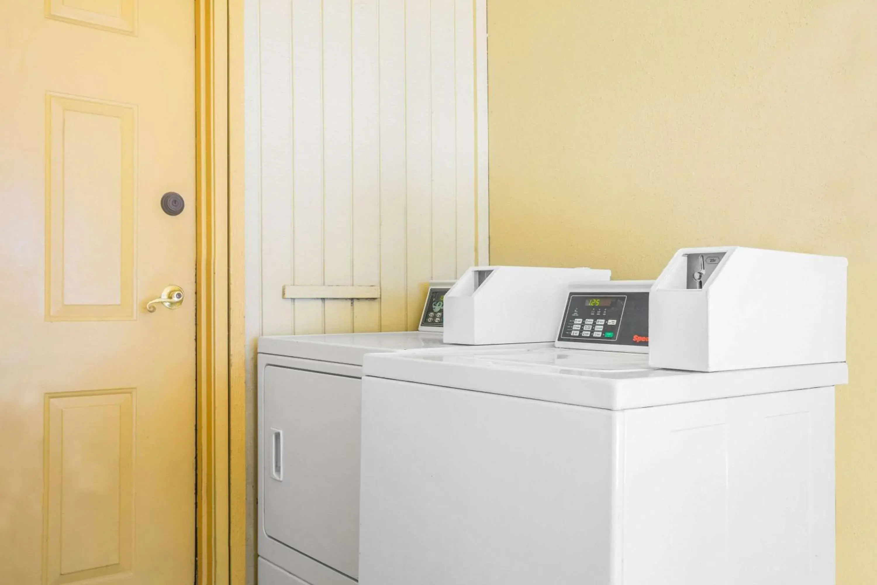 Property building in Super 8 by Wyndham Eagle Pass Property building in Super 8 by Wyndham Eagle Pass