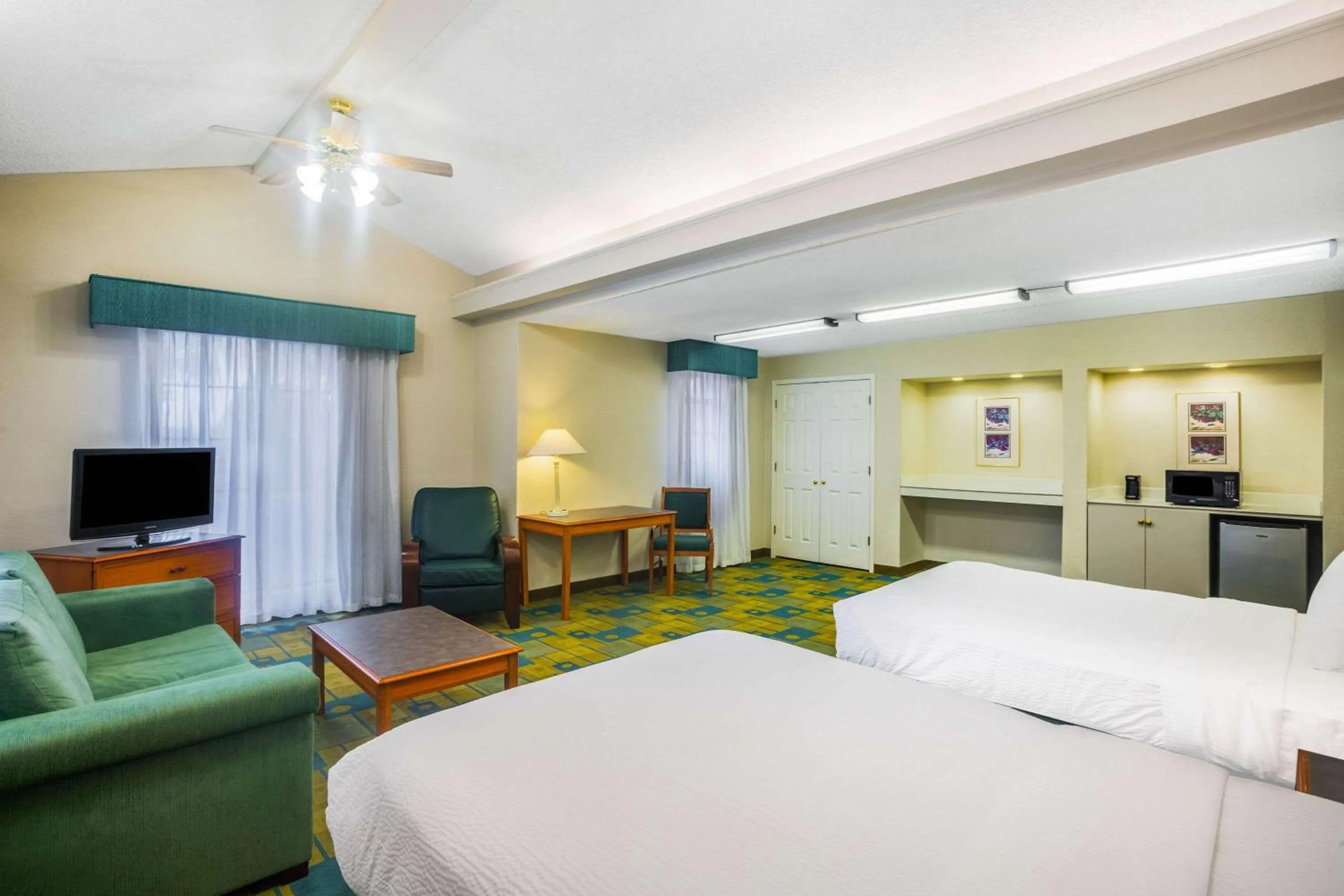 Photo of the whole room in Super 8 by Wyndham Eagle Pass