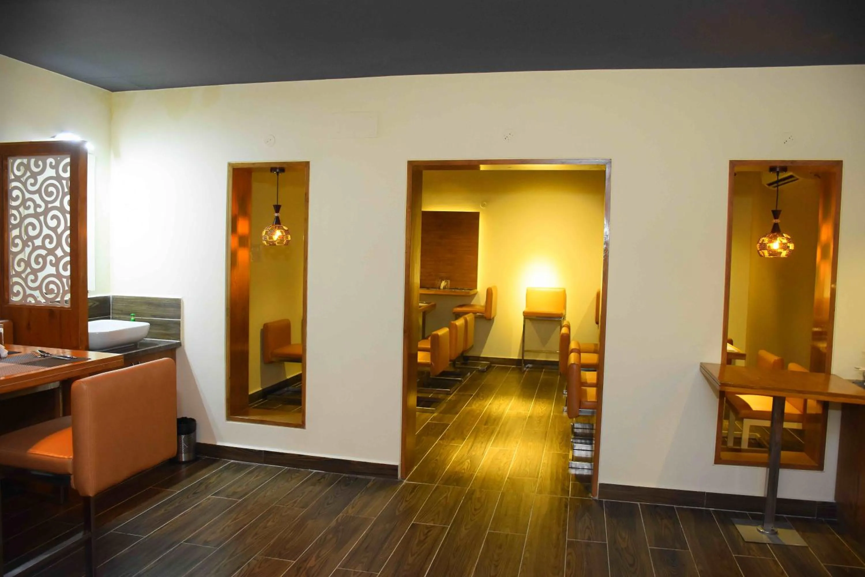 Restaurant/places to eat, Bed in HOTEL KEK GRAND PARK