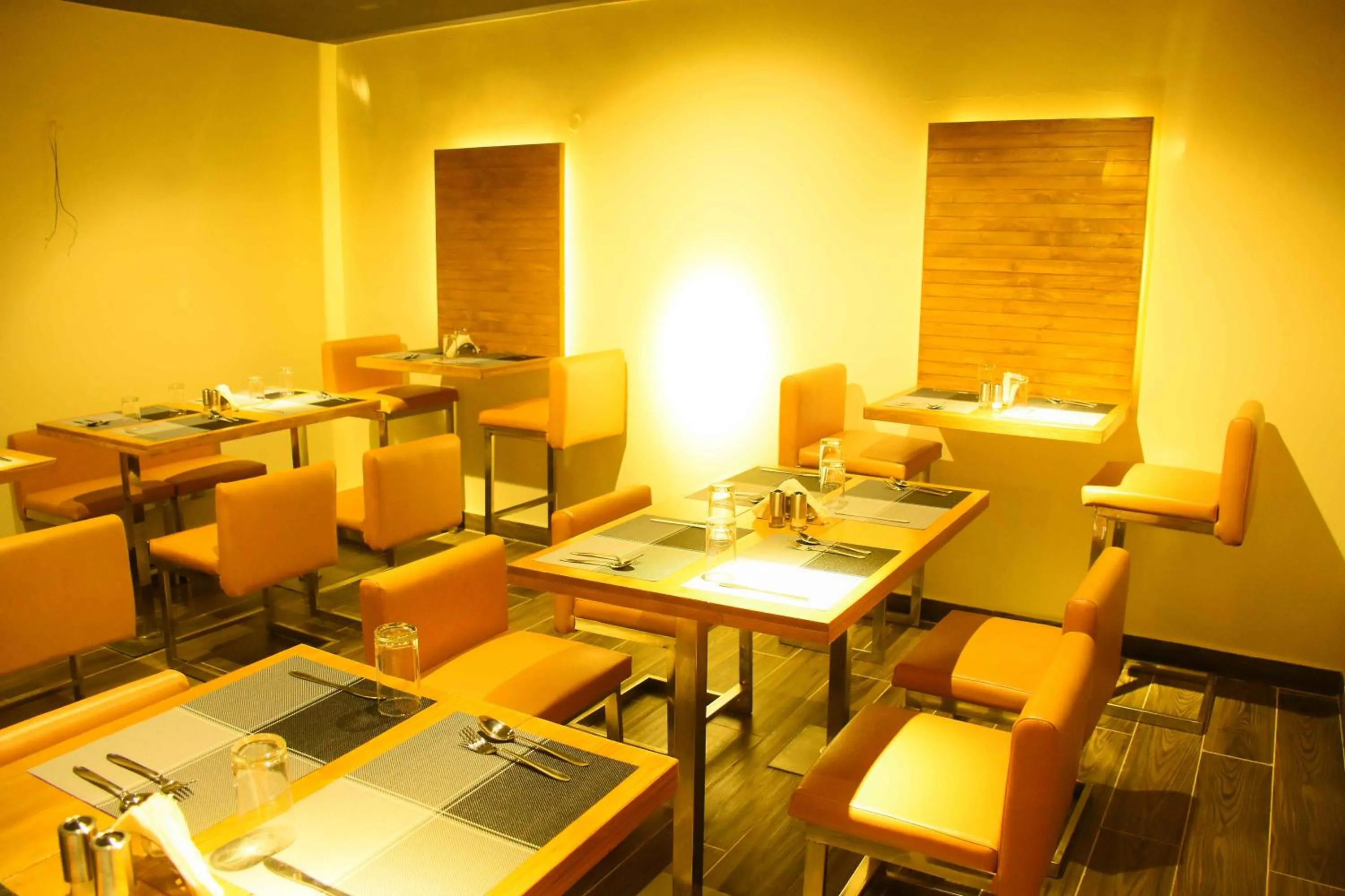 Restaurant/places to eat in HOTEL KEK GRAND PARK