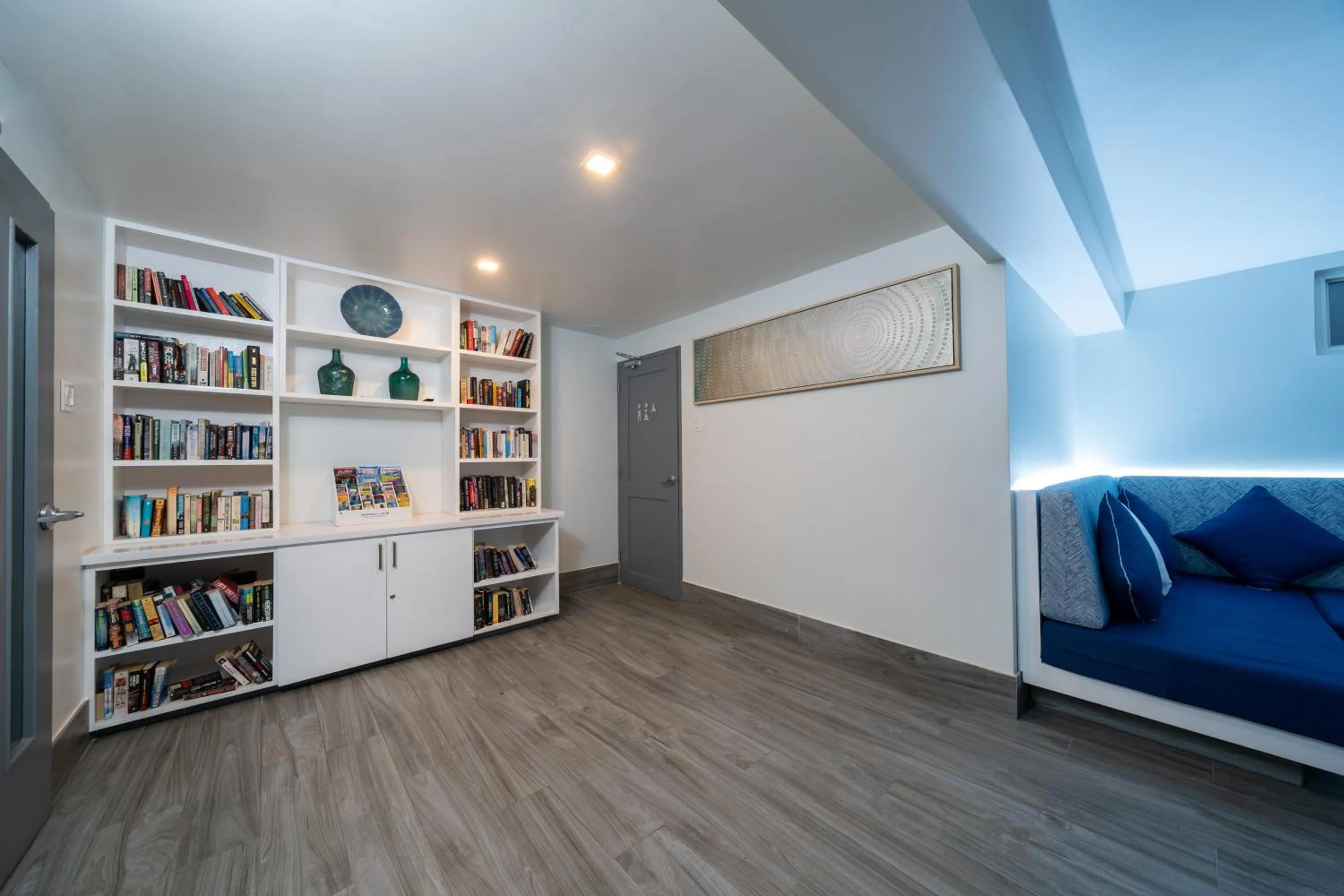 Communal lounge/ TV room in South Gap Hotel