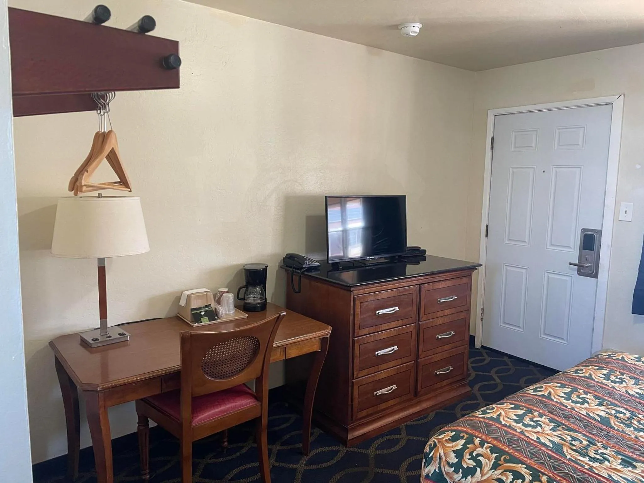 TV and multimedia, Bed in Holiday Motel Oakdale