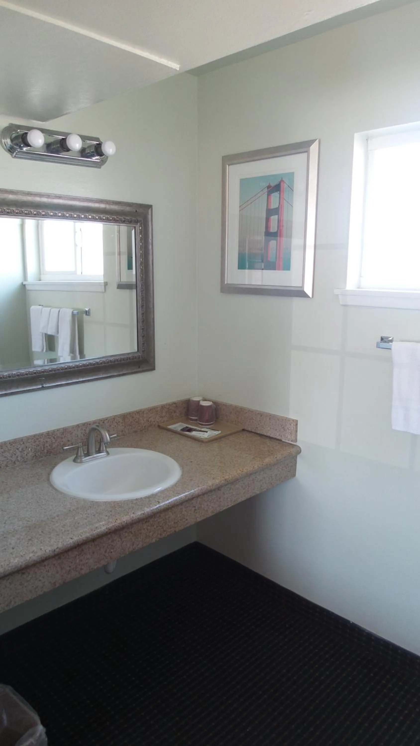 Bathroom in Holiday Motel Oakdale