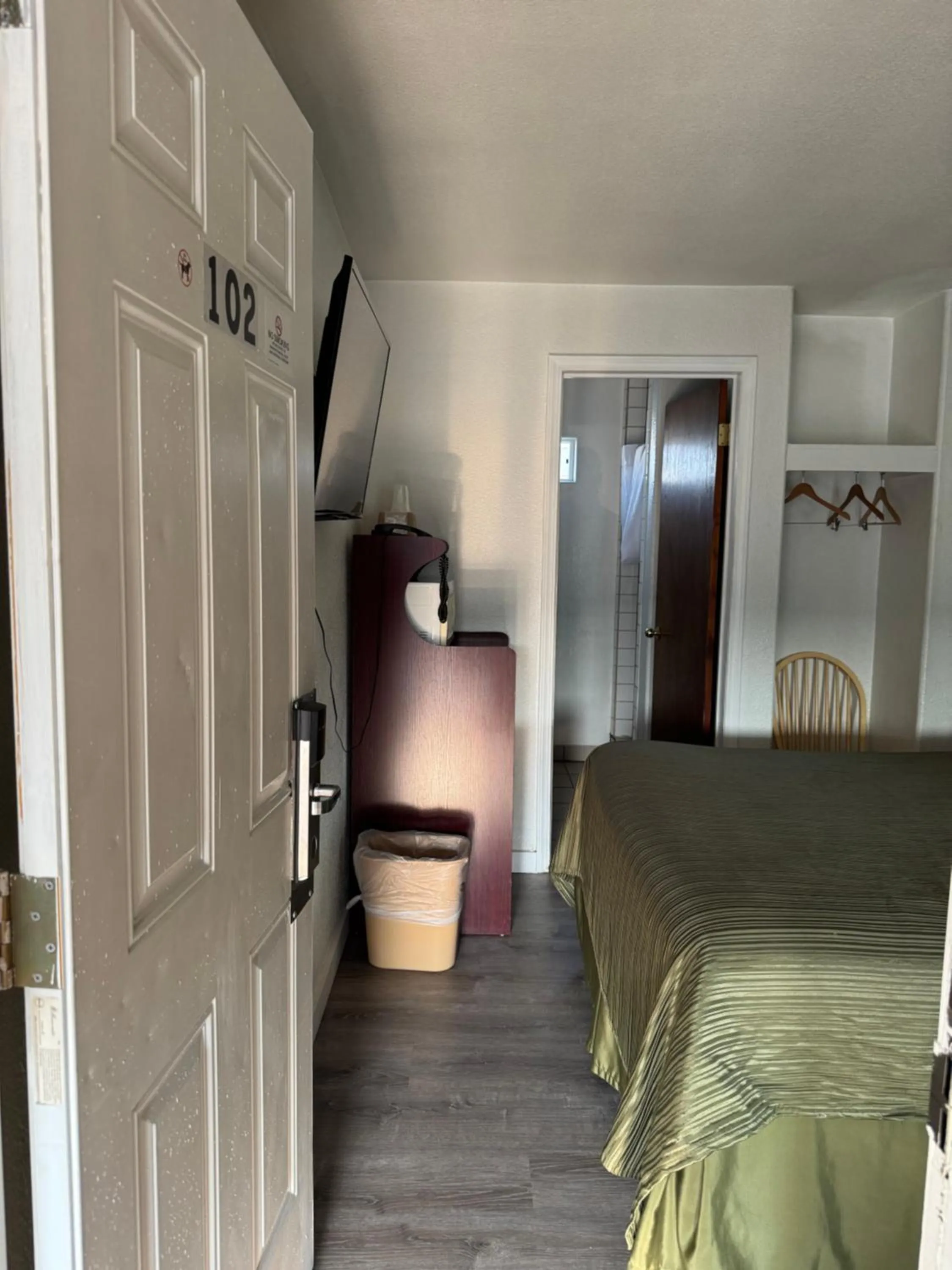 Bed in Sundowner Motel Sequim