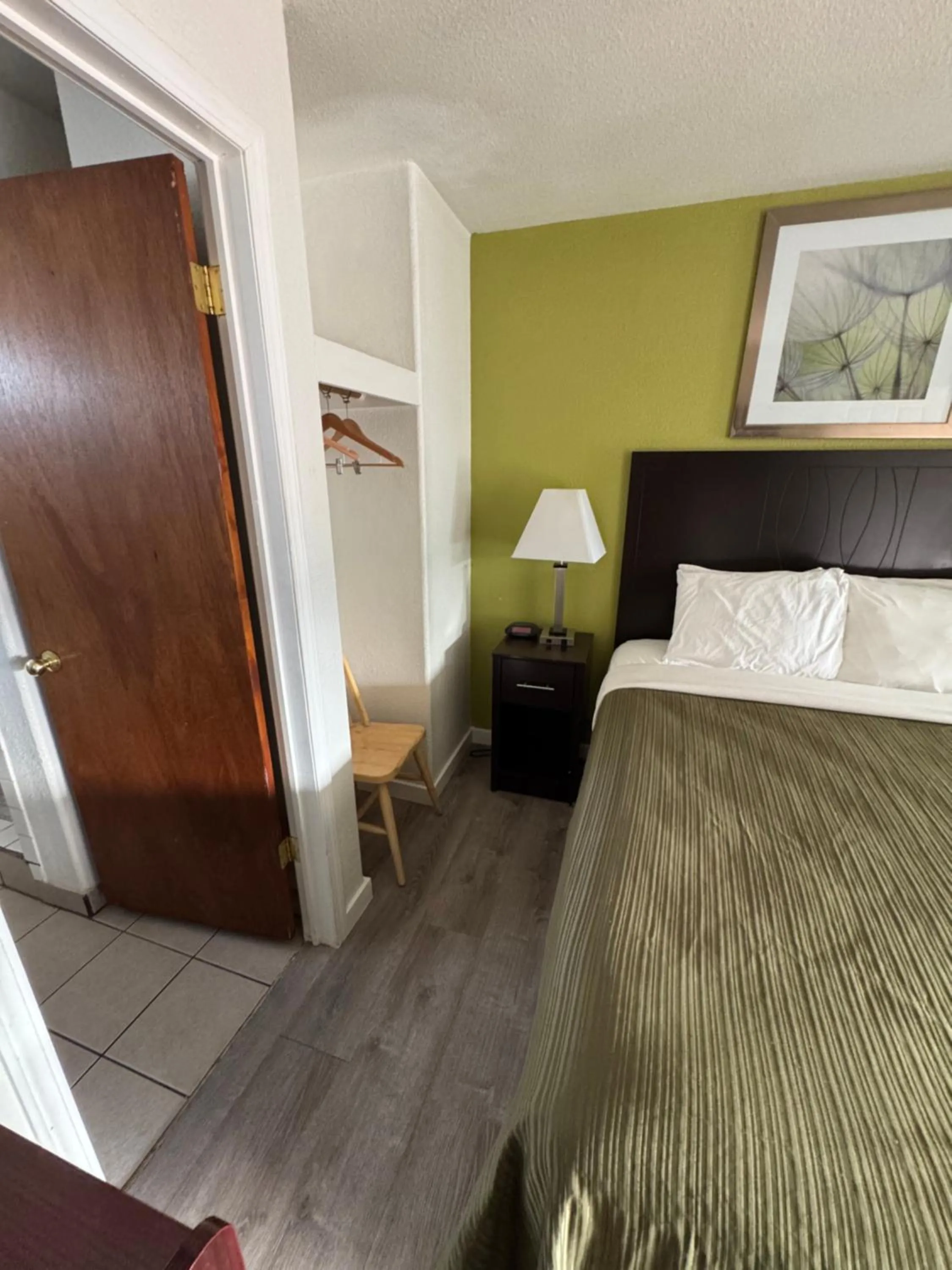 Bed in Sundowner Motel Sequim