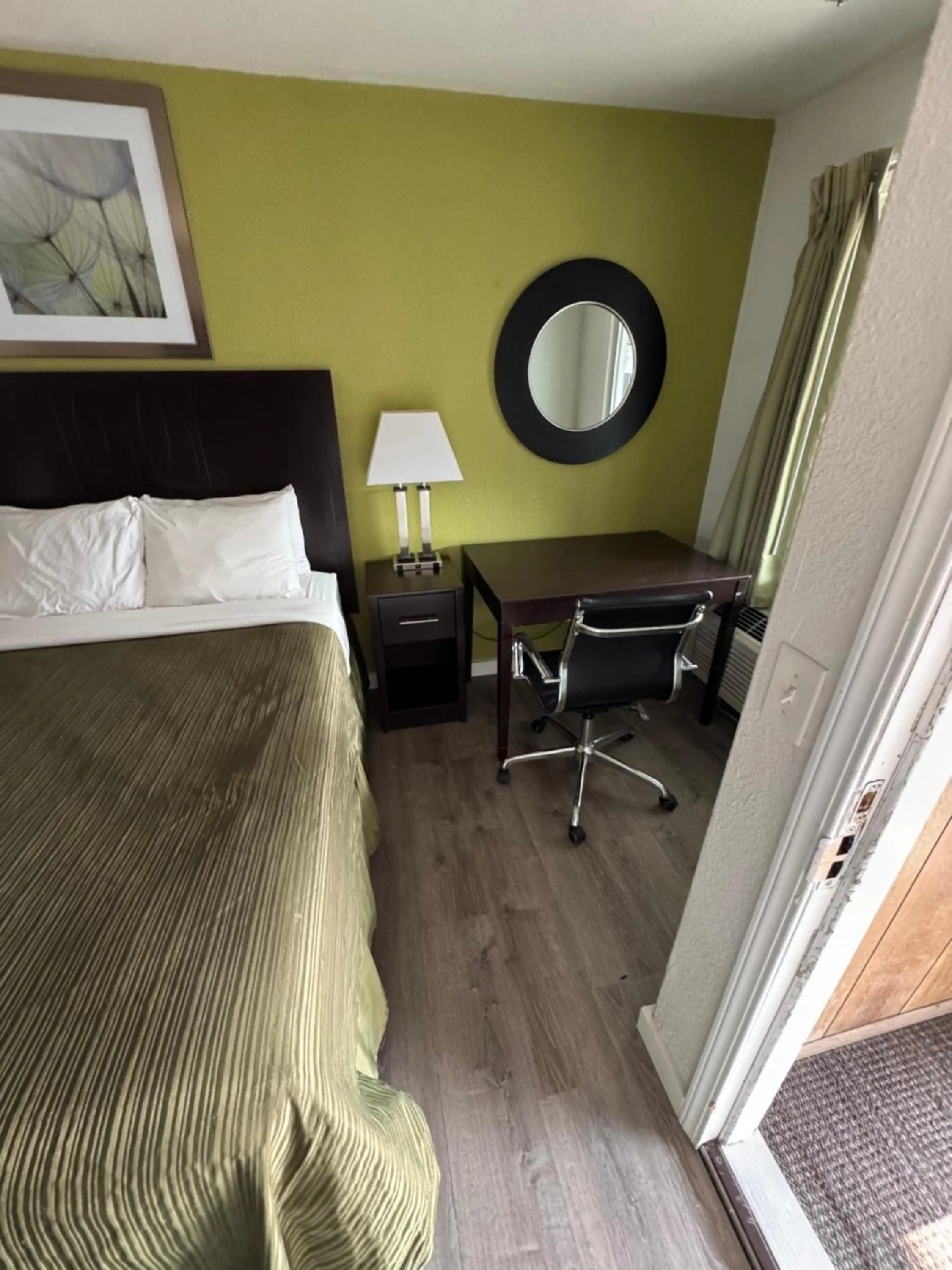 Bed in Sundowner Motel Sequim