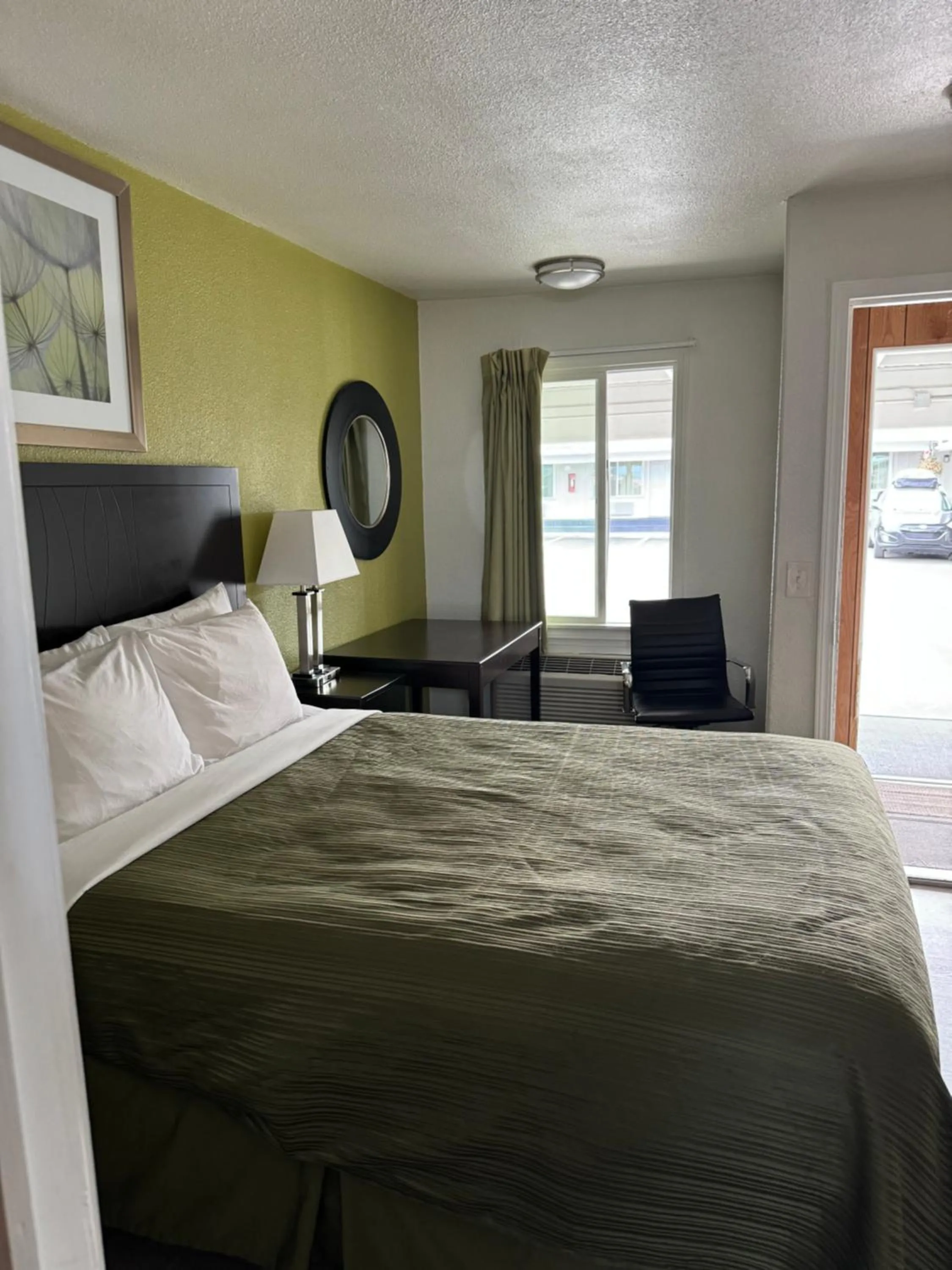 Bed in Sundowner Motel Sequim