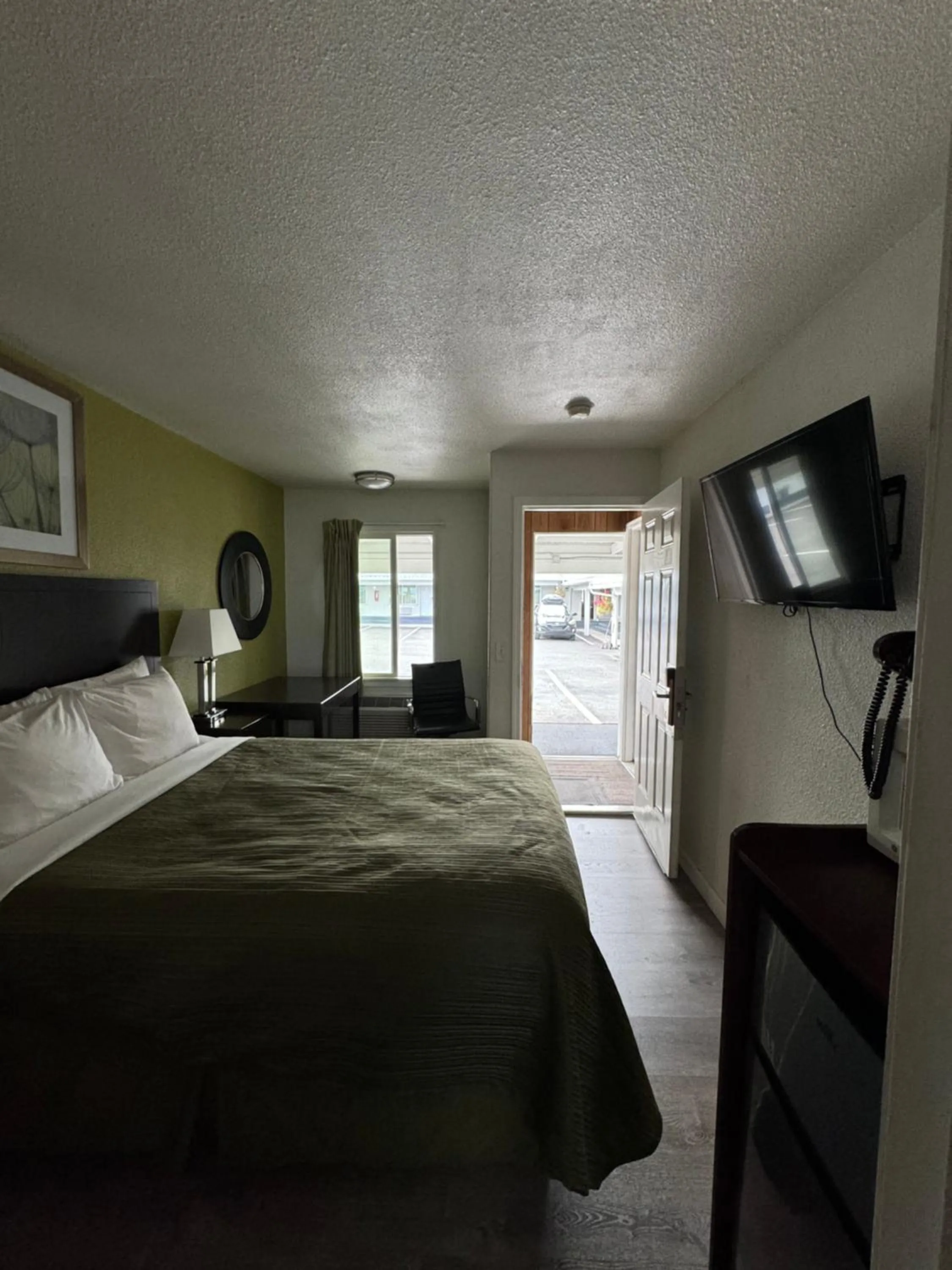 Bed in Sundowner Motel Sequim