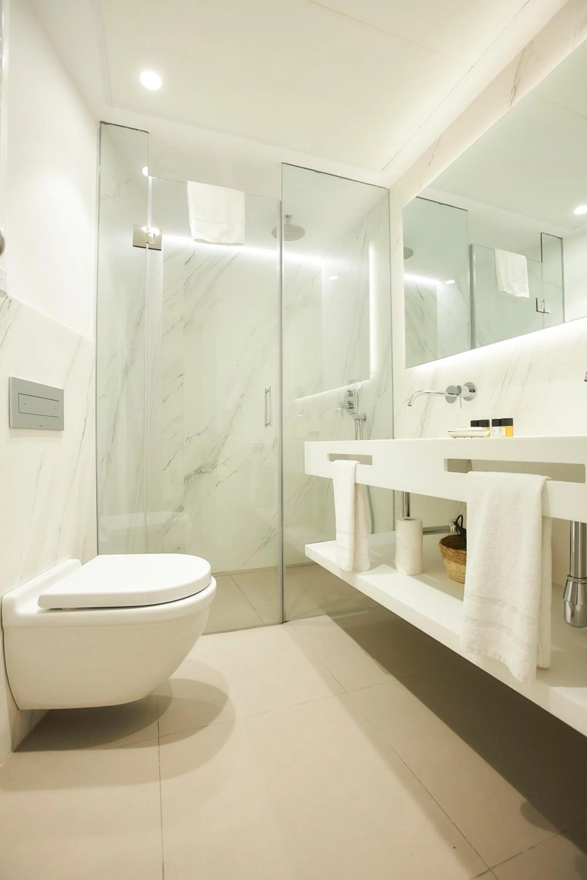 Shower in U-Sense Madrid Santa Ana