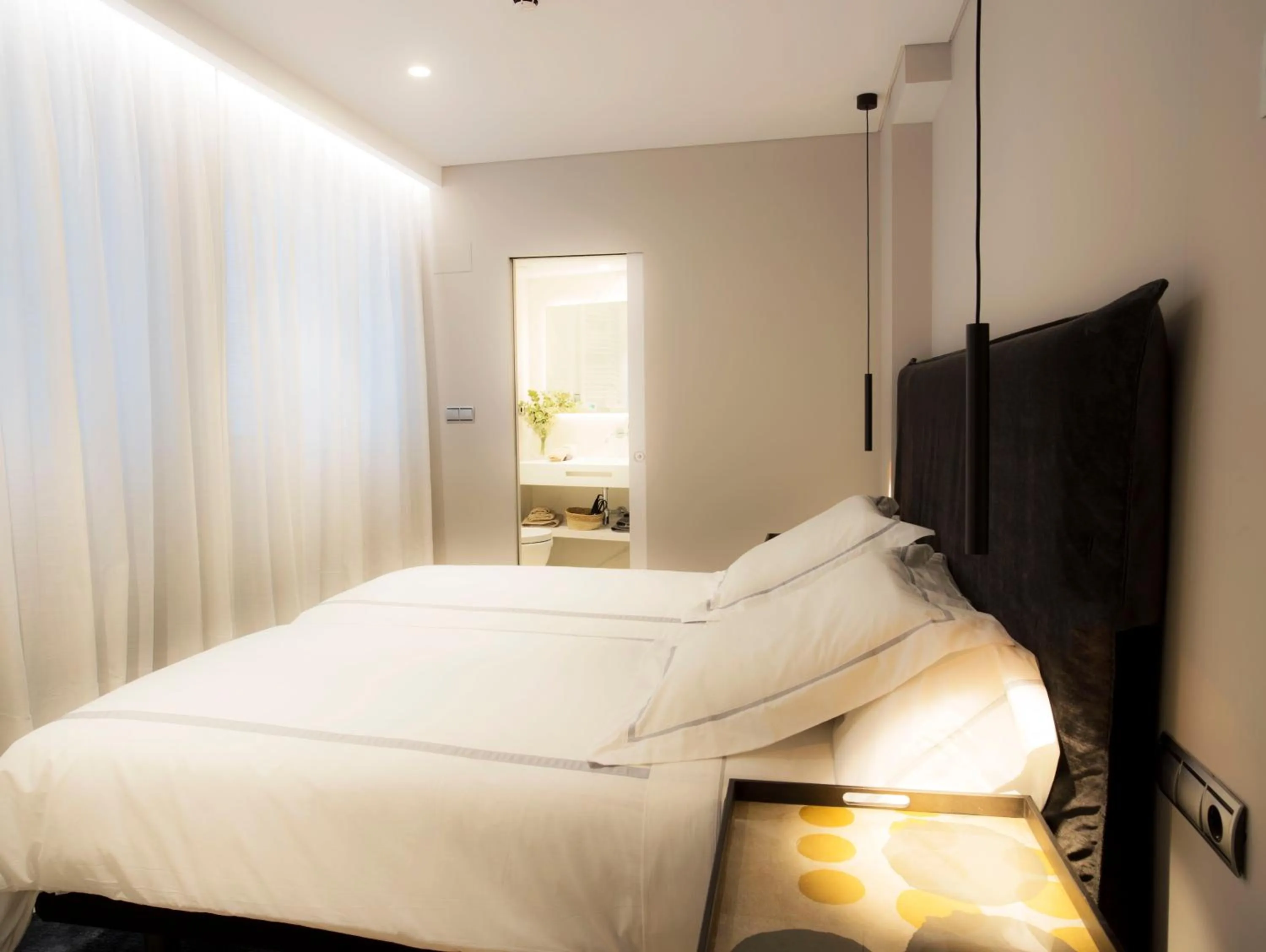 Photo of the whole room, Bed in U-Sense Madrid Santa Ana