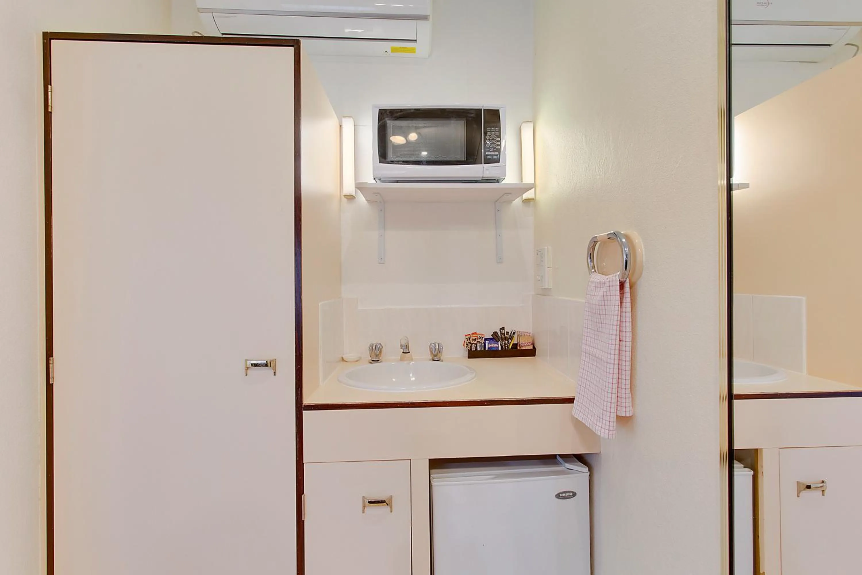 Kitchen or kitchenette in Econo Lodge Savannah Park Tamworth