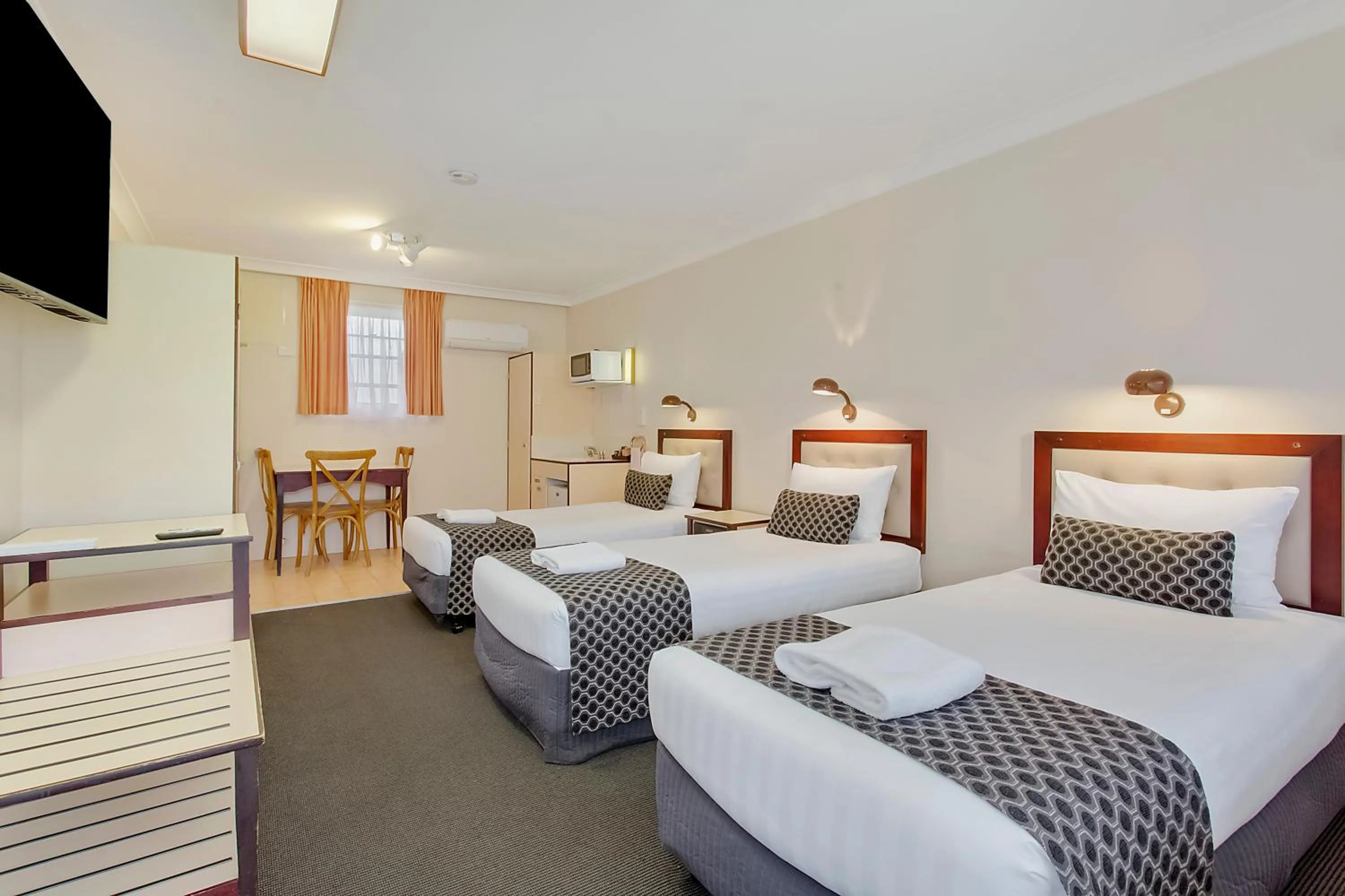 Bedroom, Bed in Econo Lodge Savannah Park Tamworth
